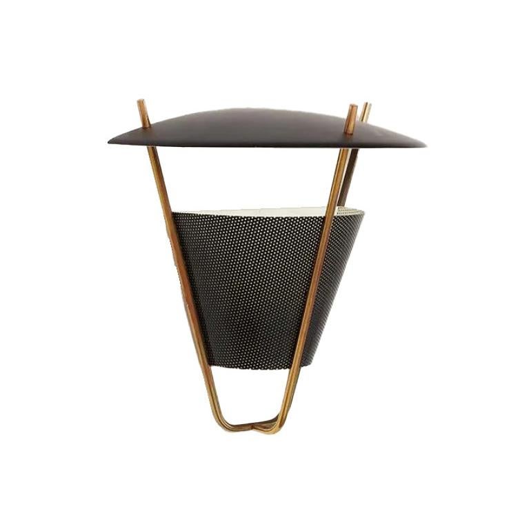 Une superbe paire d'appliques de style mid-century, véritable incarnation de l'élégance et du design. Fabriquées avec une attention méticuleuse aux détails, ces appliques présentent un mélange harmonieux d'aluminium peint et de laiton, illustrant le