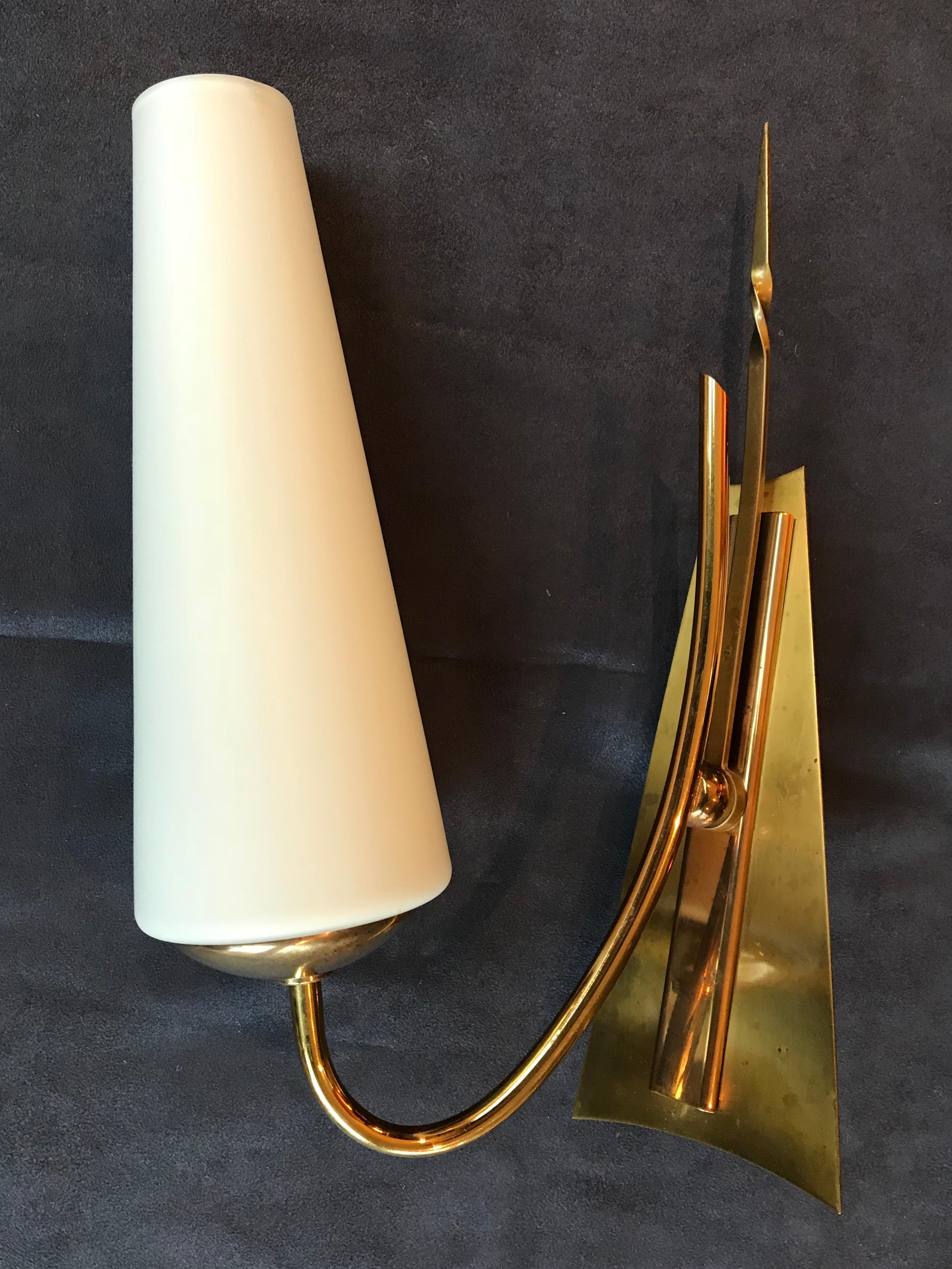 Pair of Mid-Century Modern sconces in white matte milky opaline and gilt metal, France, 1950
Measures: Opaline D 7.5 cm x H 27cm
Base H 18.5 cm x L 8 cm
Large de la lampe à base environ 15 cm.