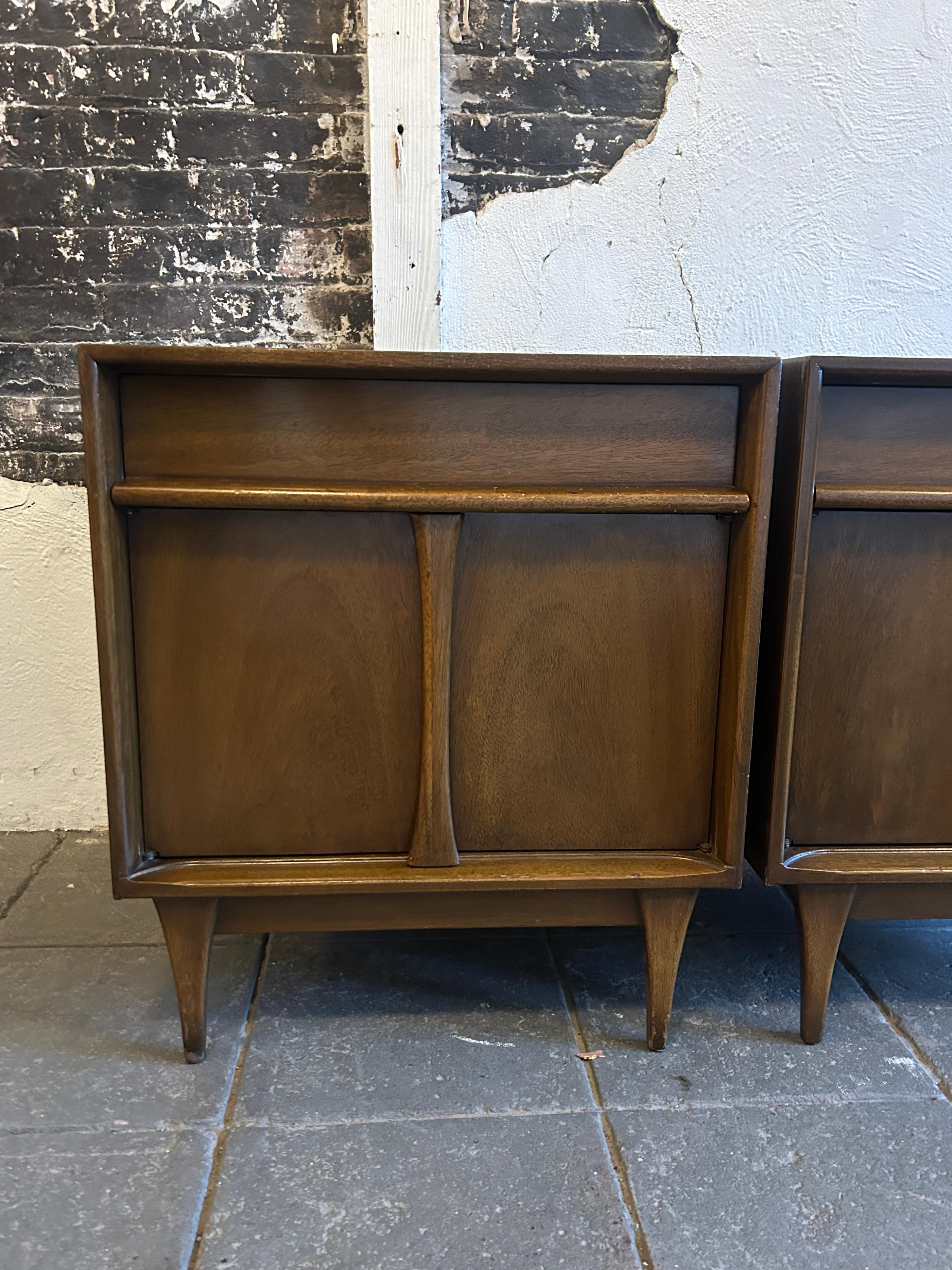 Pair of Mid century Modern Sculpted American walnut nightstands  In Good Condition In BROOKLYN, NY