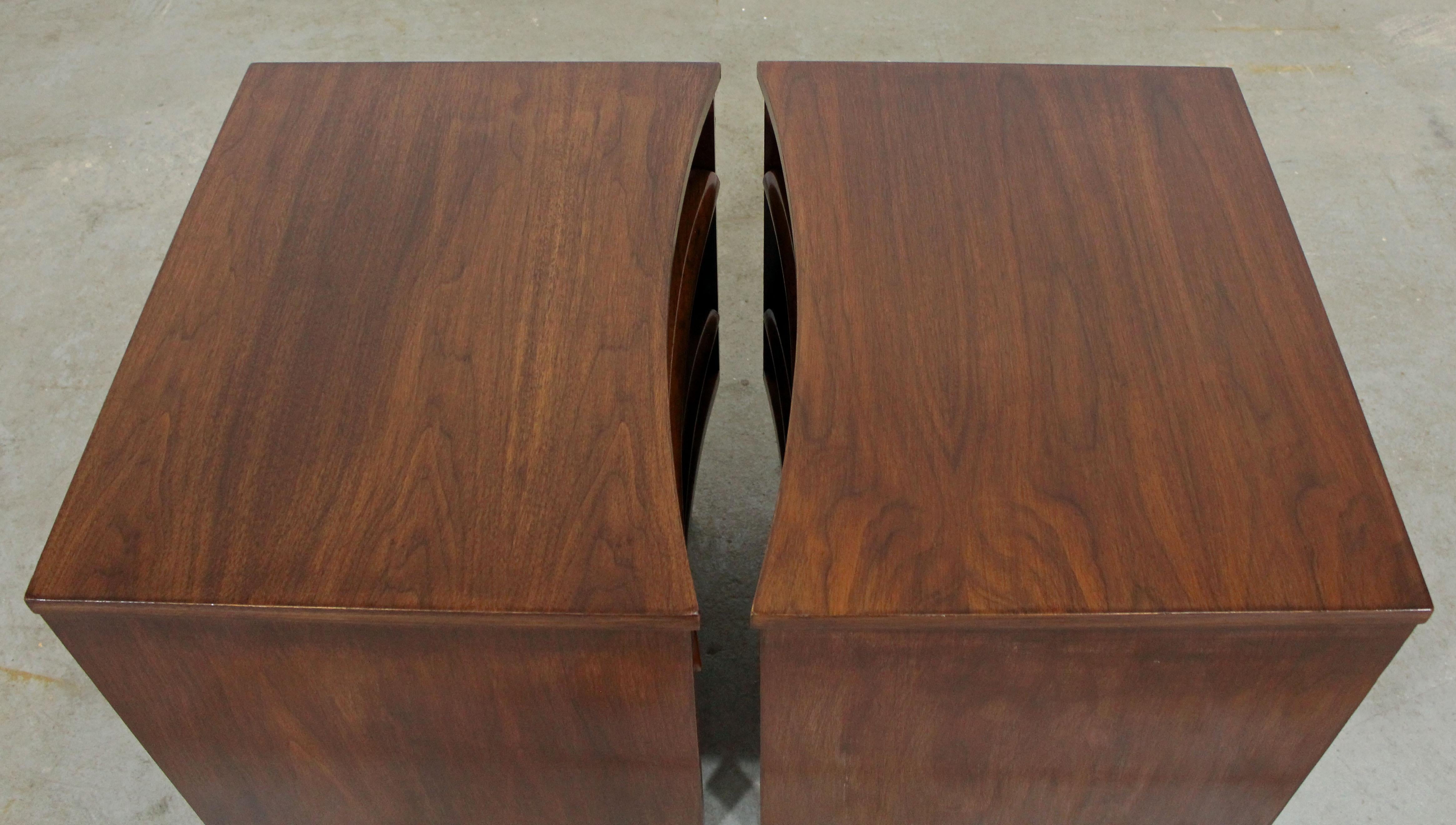 Mid-20th Century Pair of Mid-Century Modern Sculpted Concave Walnut Nightstands