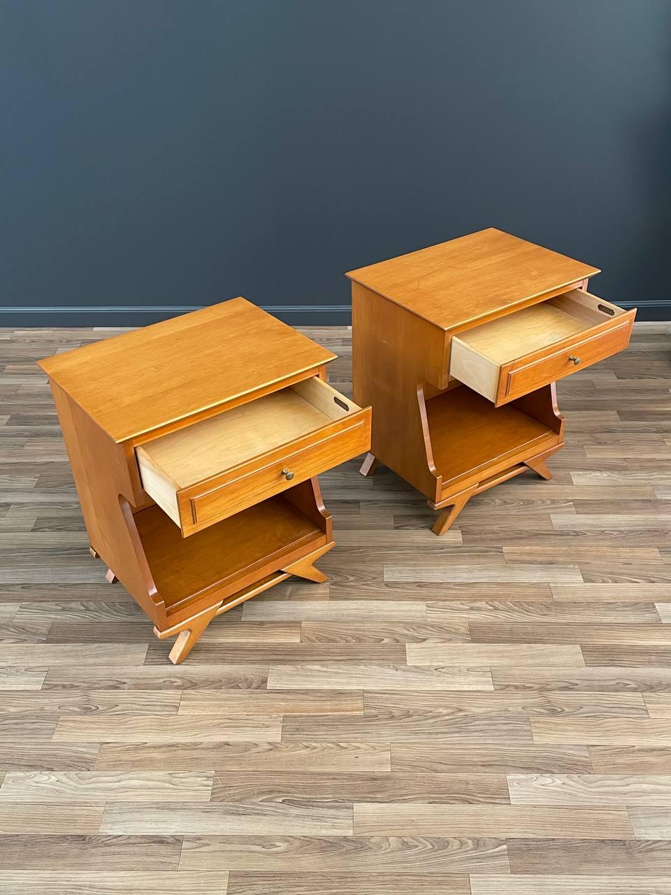 Pair of Mid-Century Modern Sculpted Night Stands In Good Condition For Sale In Los Angeles, CA