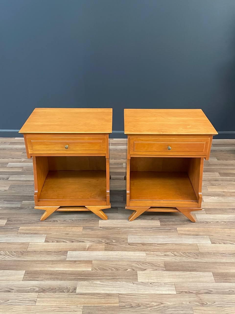 Mid-20th Century Pair of Mid-Century Modern Sculpted Night Stands For Sale