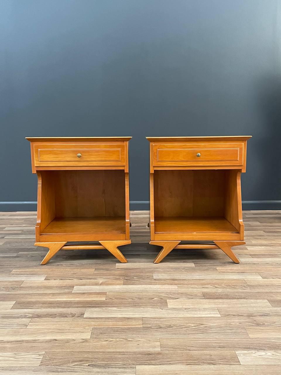 Maple Pair of Mid-Century Modern Sculpted Night Stands For Sale