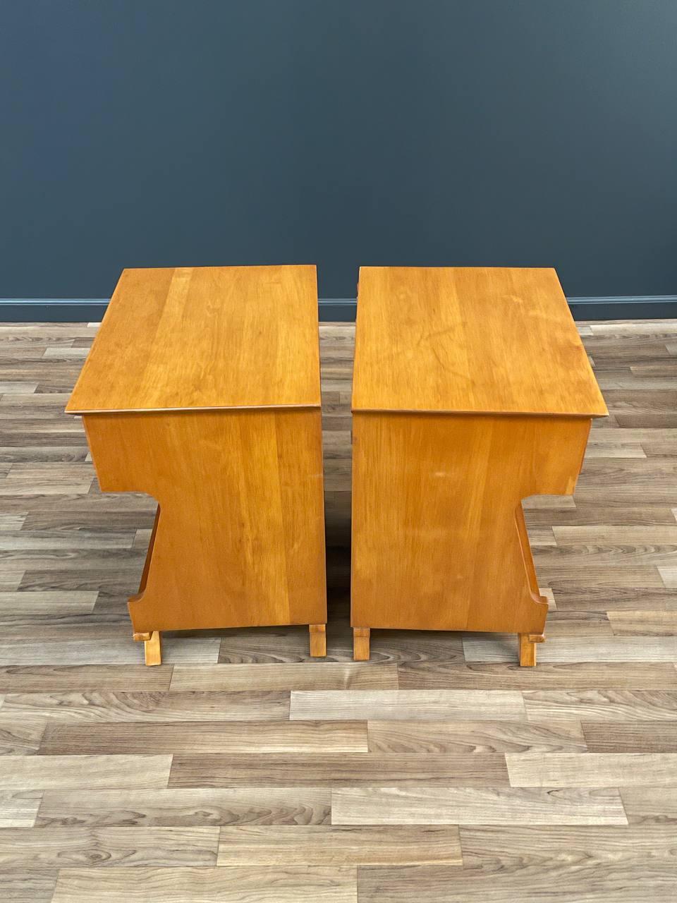 Érable Paire de tables de nuit sculptées mi-siècle moderne en vente