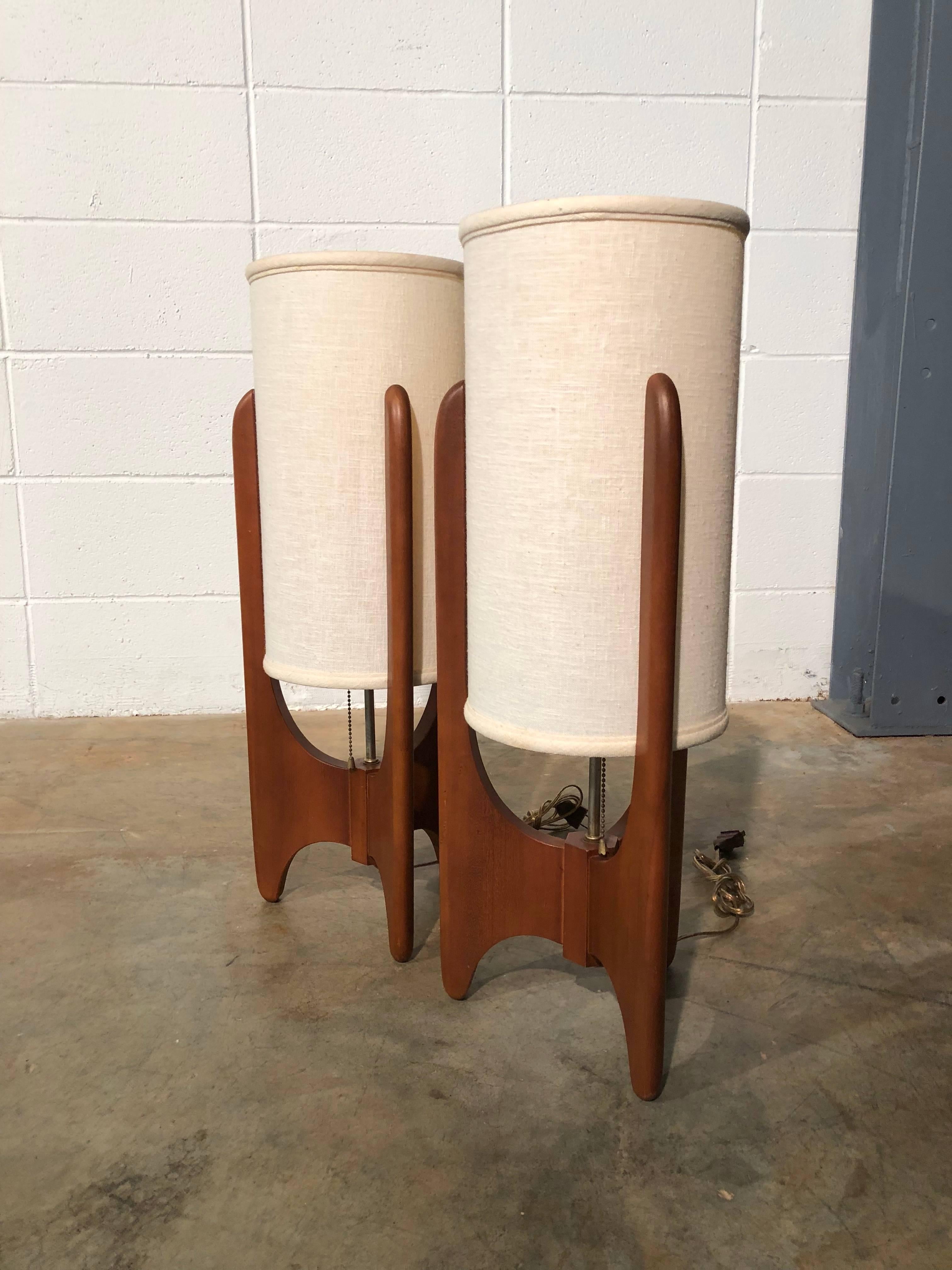Pair of Mid-Century Modern sculpted walnut table lamps by Modeline.
Great example of Mid-Century Modern design.
The lamps are in great original condition and in perfect working order.
No known defects that would detract from value or aesthetics.