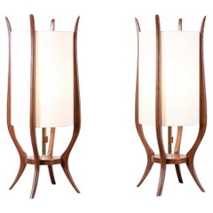 Paire de lampes de bureau en noyer sculpté de style mi-siècle moderne, par Modeline