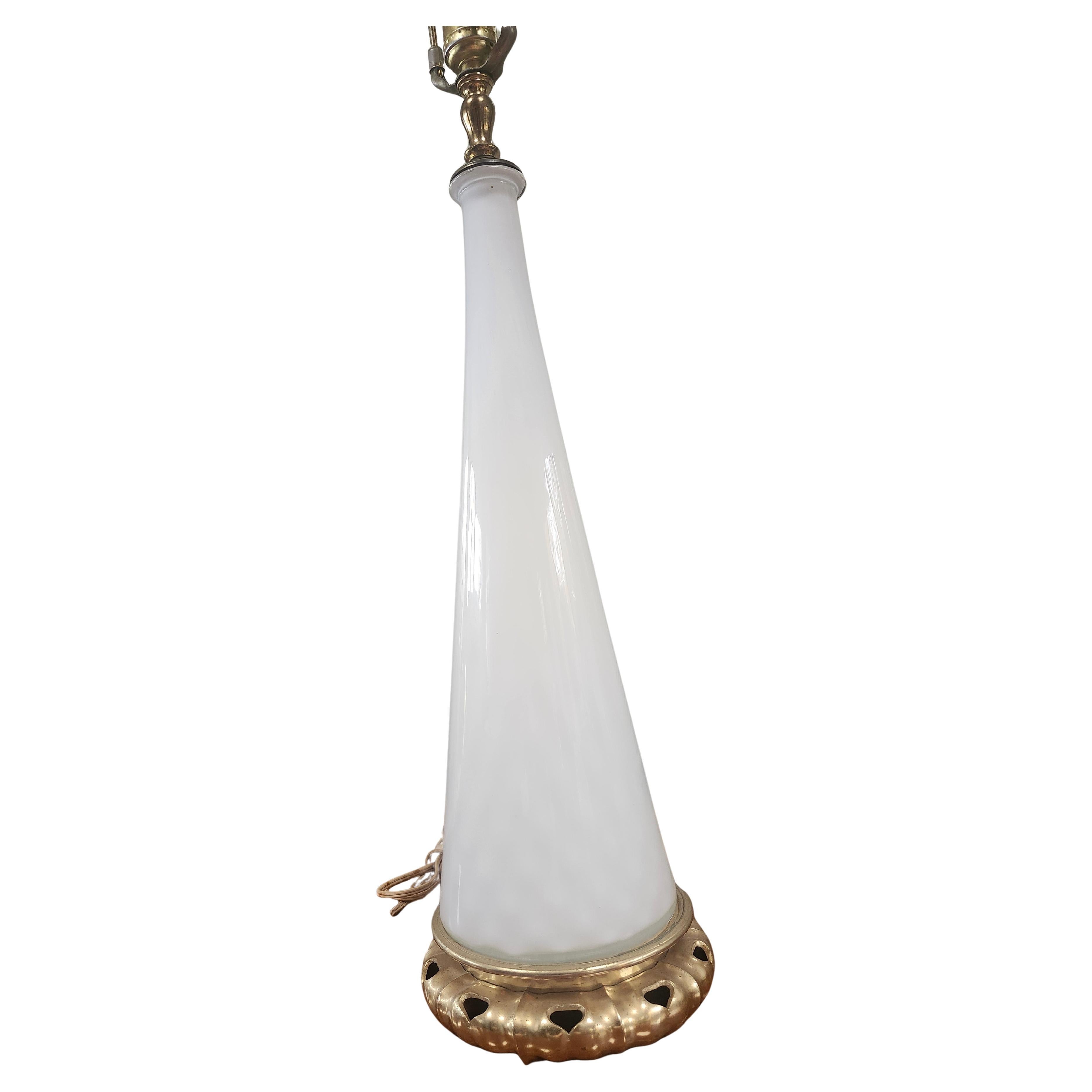 Fabuloso par de lámparas de sobremesa escultóricas de Murano modernas de mediados de siglo, de Gino Vistosi. Cristal alto, esbelto y ahusado, de color blanco, con un ligero efecto moteado en el cristal, apenas perceptible. Bases de latón muy