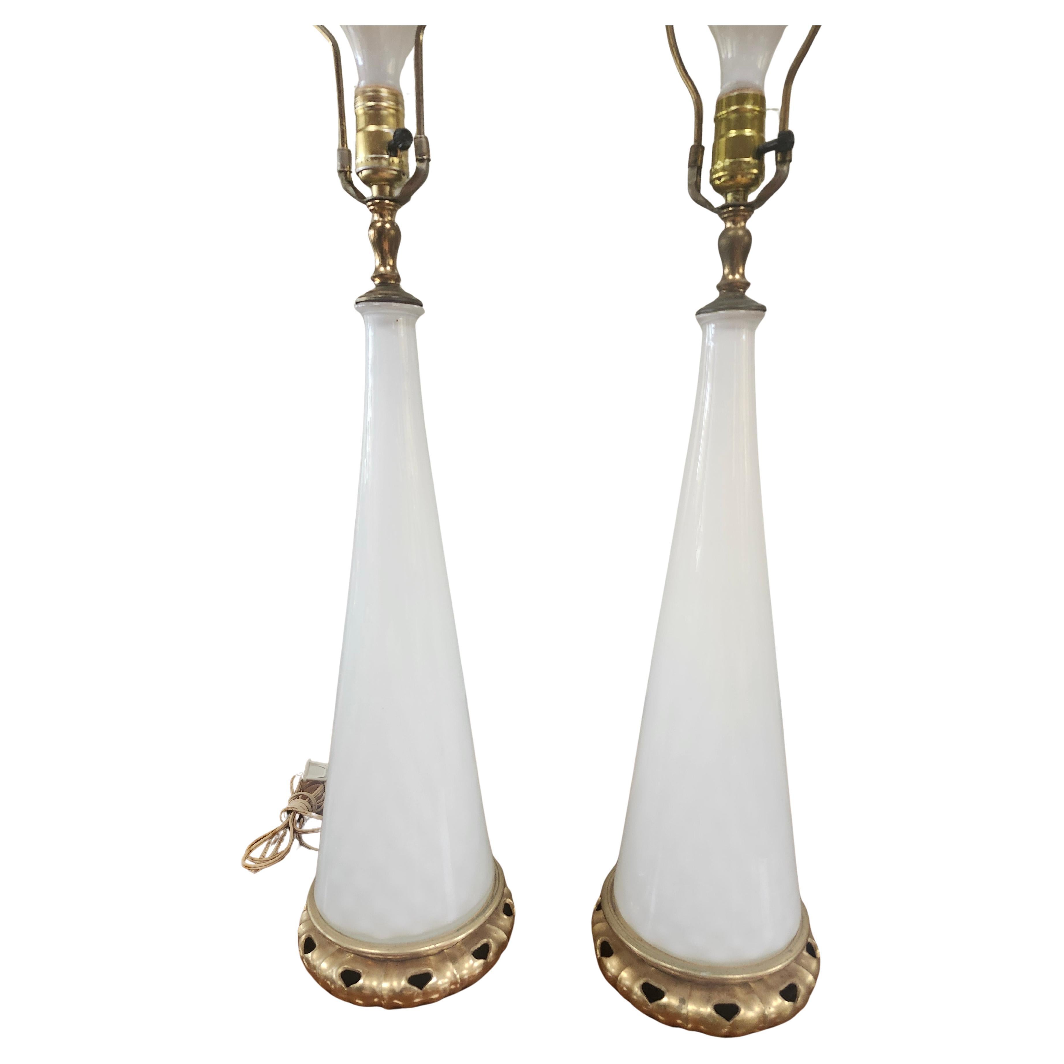 Pareja de lámparas de sobremesa escultóricas de cristal de mediados del siglo XX, de Moderno de mediados de siglo en venta