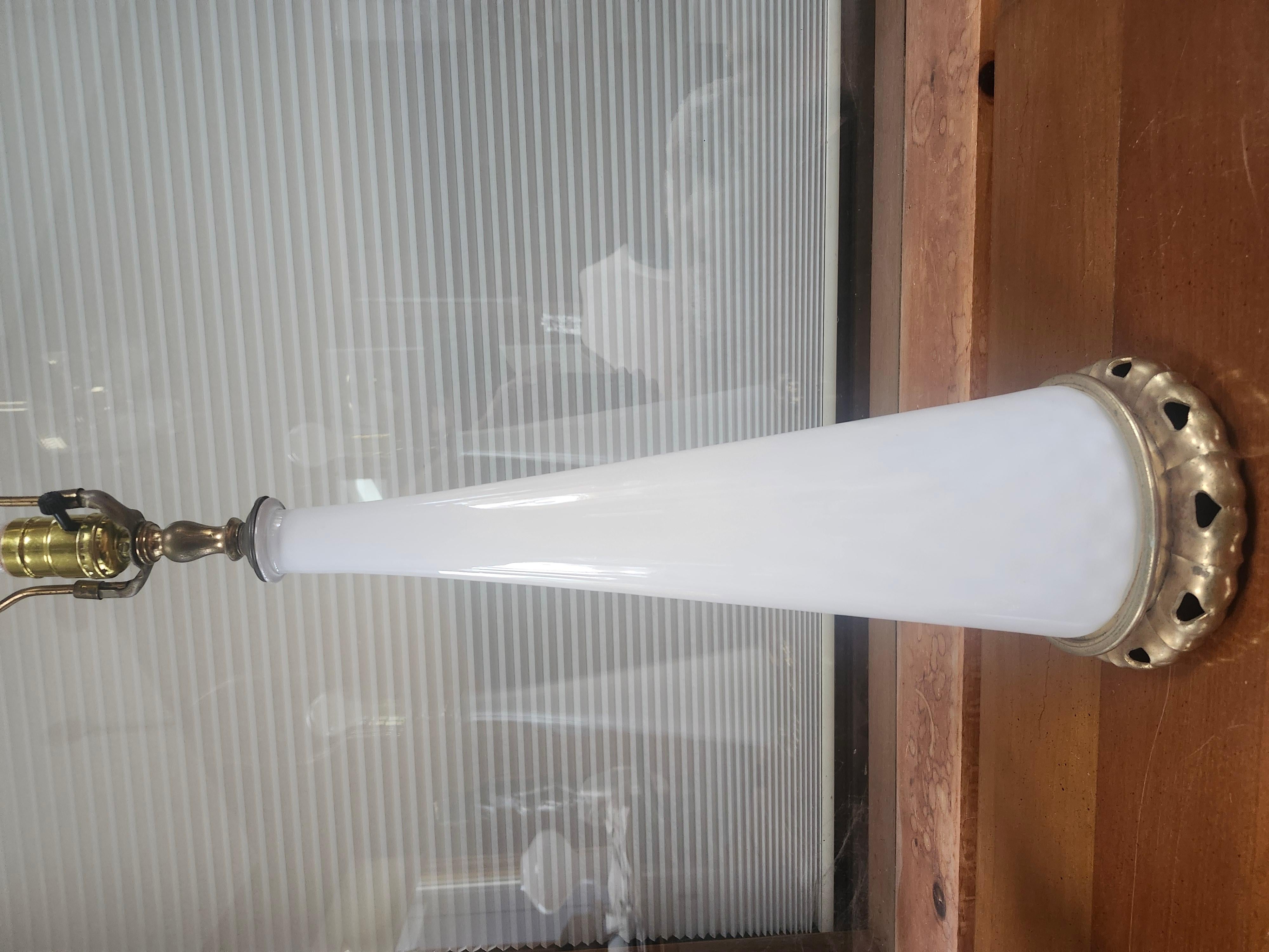 Pareja de lámparas de sobremesa escultóricas de cristal de mediados del siglo XX, de Hecho a mano en venta