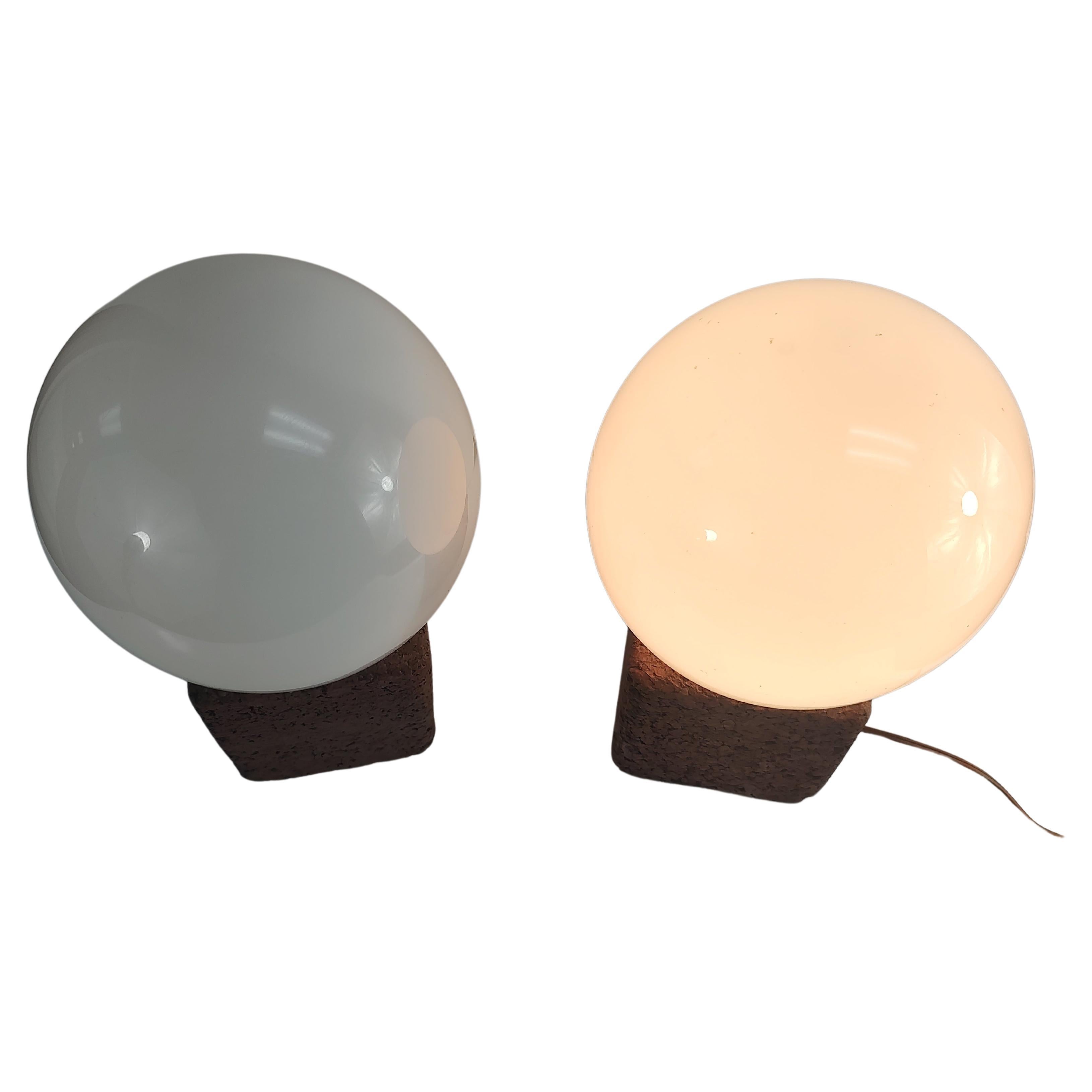 Fantástica pareja de lámparas de sobremesa modernas de mediados de siglo con bases de corcho macizo y pantallas de globos de cristal de leche.  En estado original con desgaste normal.  Interruptores en línea en los cables. 