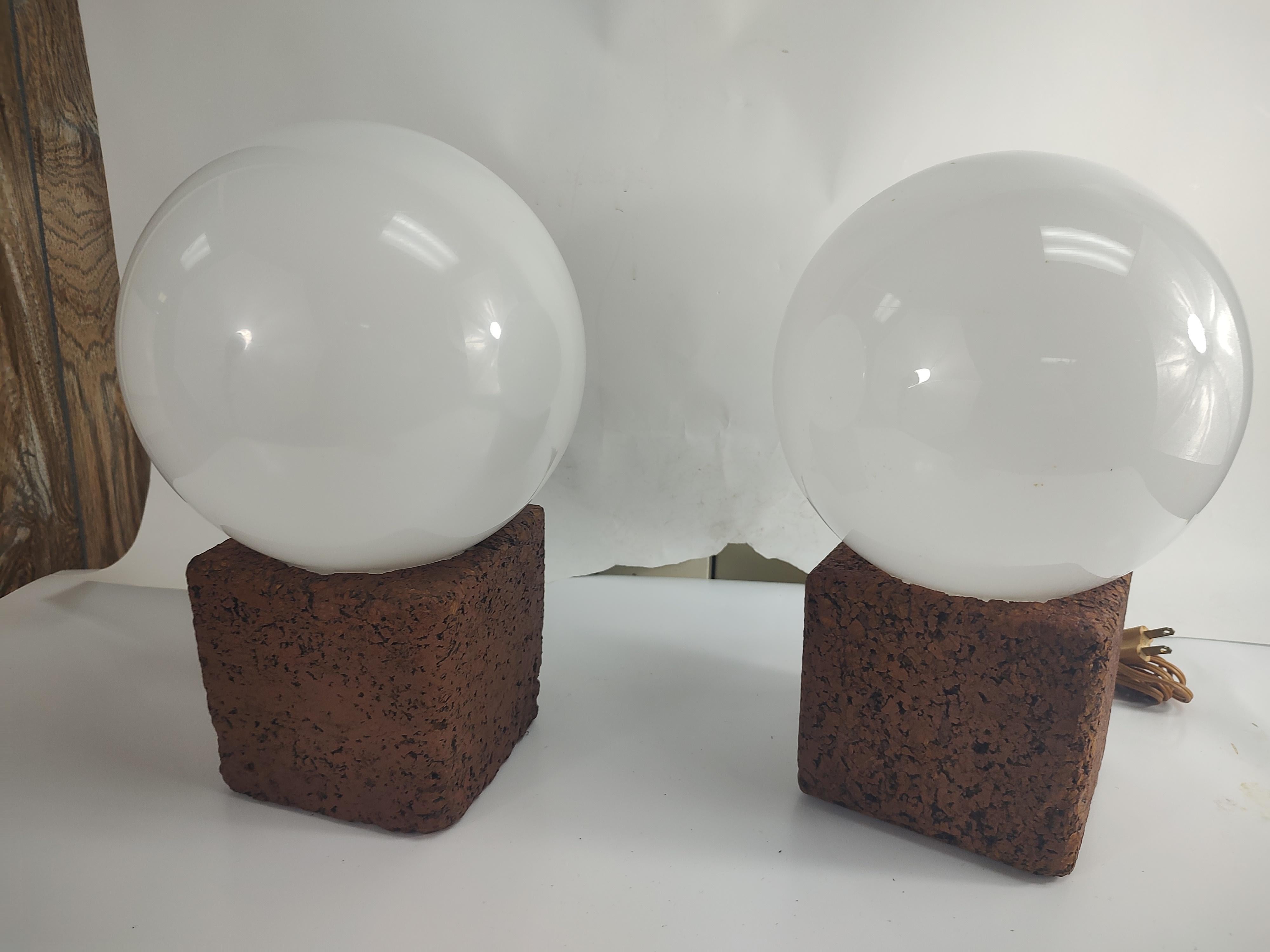Verre dépoli Paire de lampes de table en liège sculpturales avec abat-jour en verre The Moderns en vente