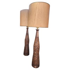 Par de lámparas de mesa altas de estilo «Mid-Century Modern» de nogal y corcho, con cableado renovado y pantallas