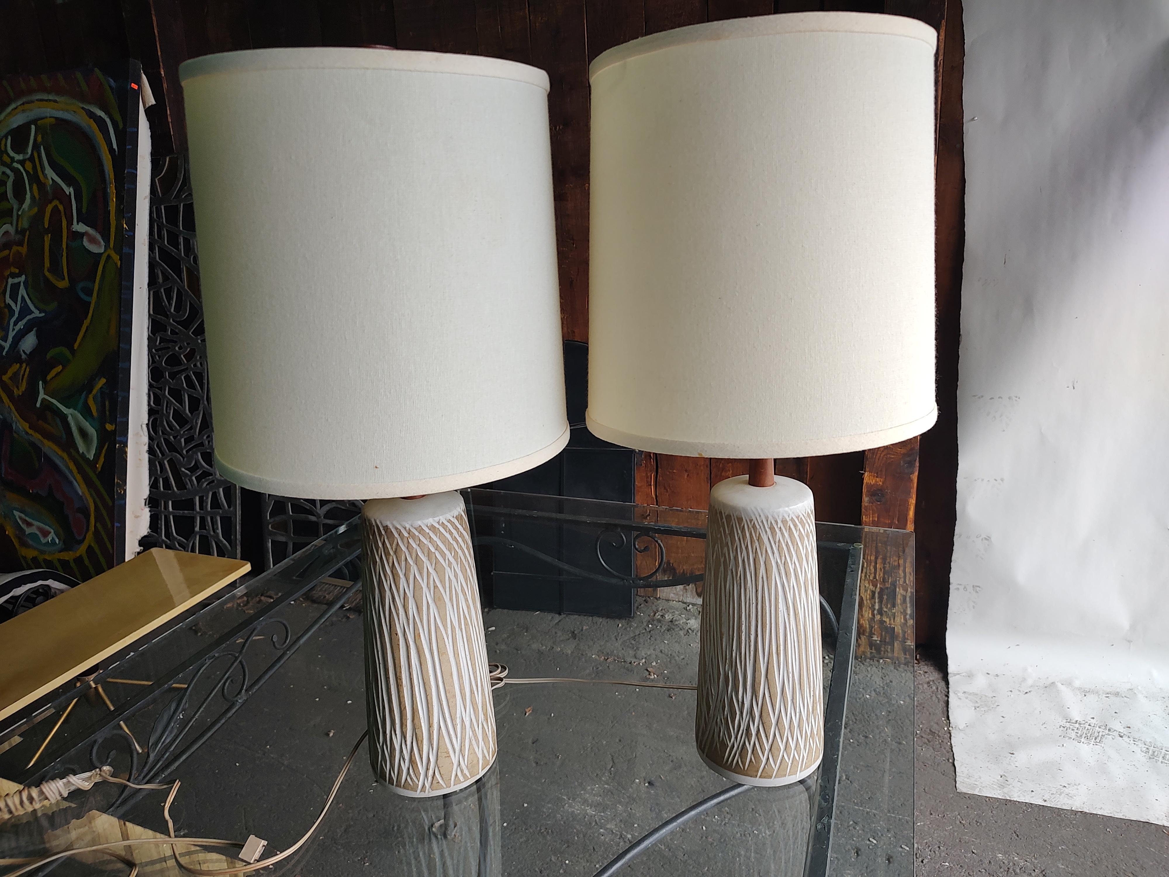Fait main Paire de lampes de bureau modernes du milieu du siècle dernier de Gordon & Jane Martz avec abat-jour d'origine en vente