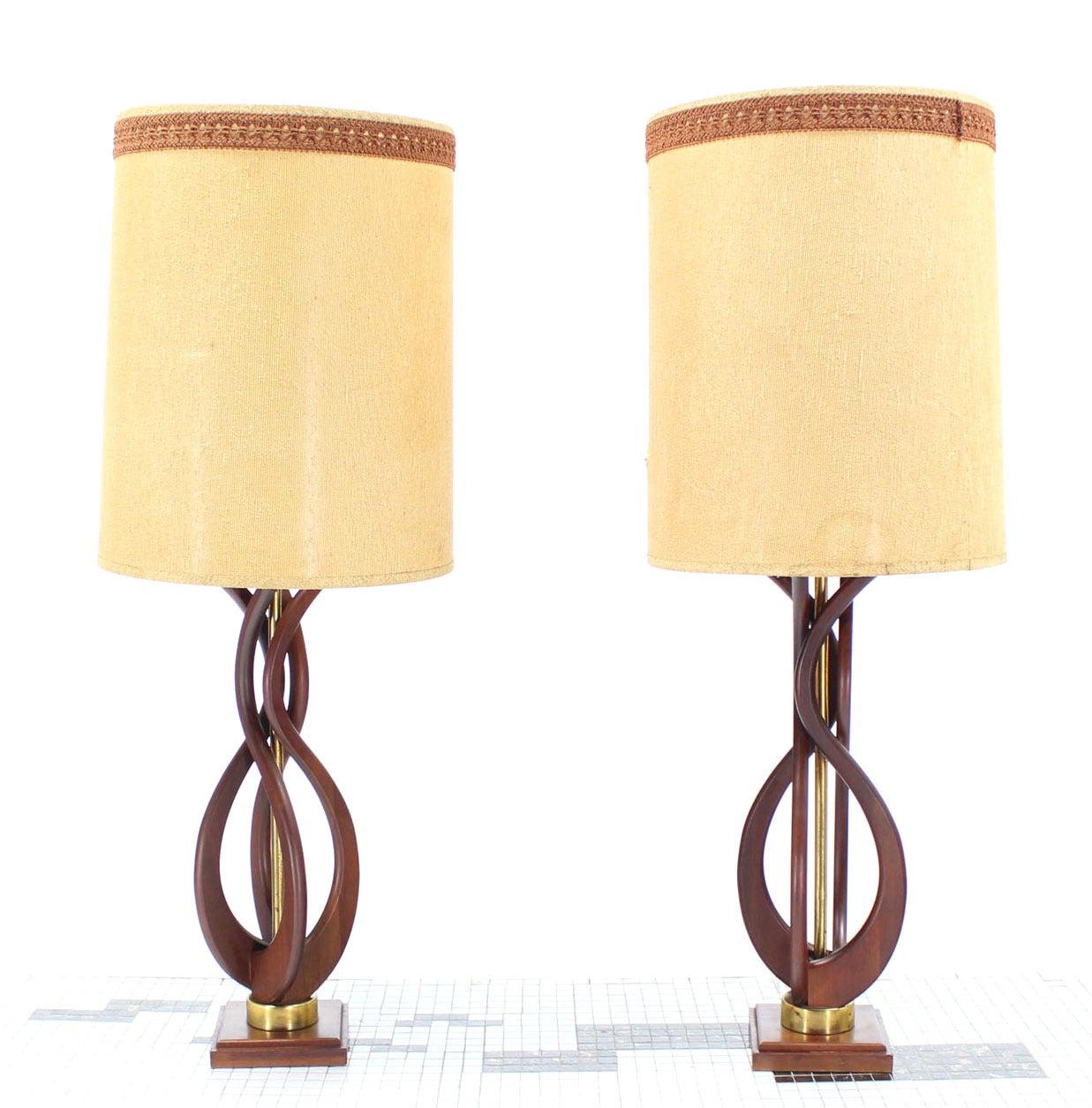 Mid-Century Modern Paire de lampes de table en noyer huilé à motif de flammes, de style The Moderns, MINT en vente