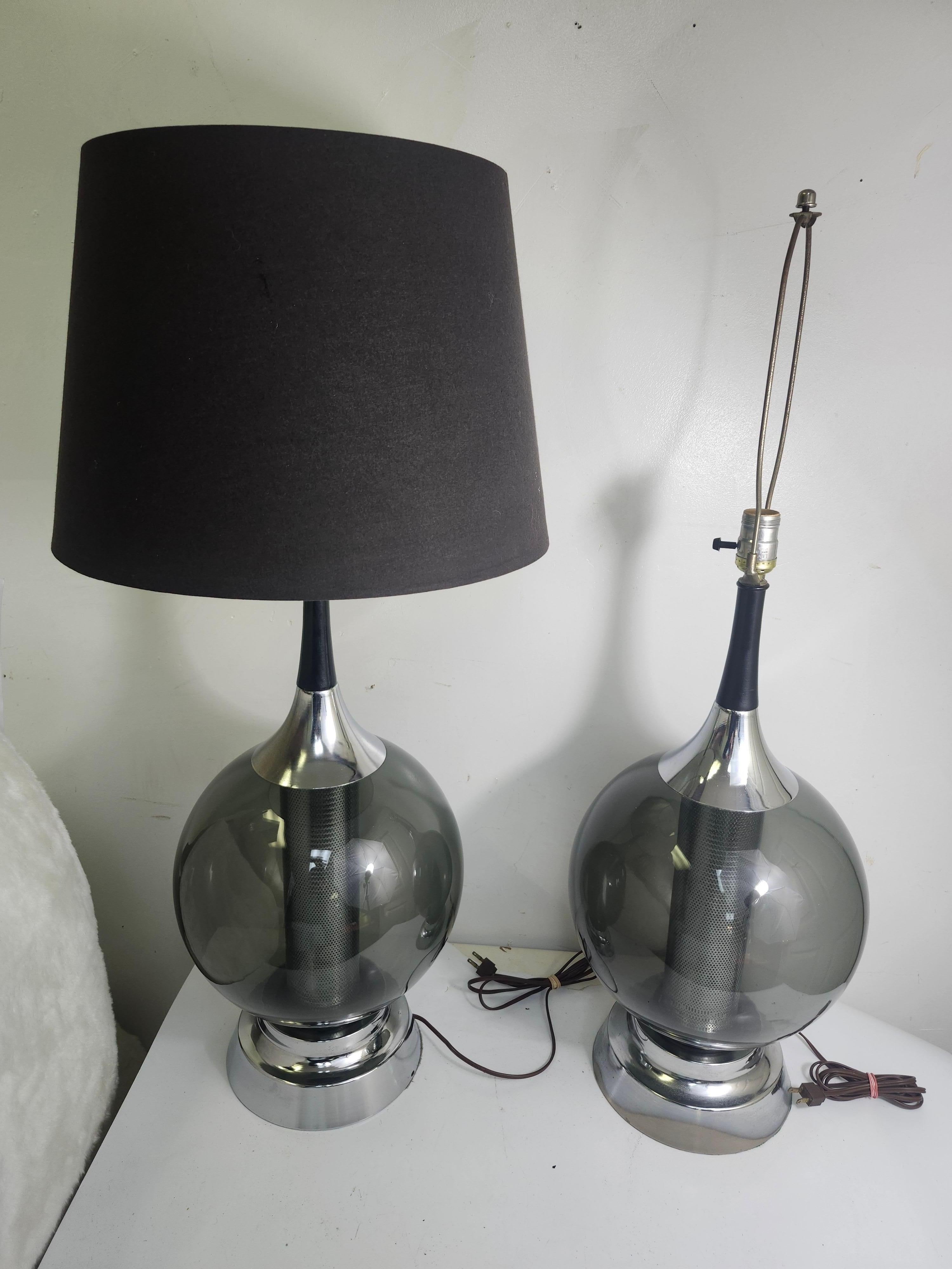 Pareja de bolas de cristal escultóricas modernas de mediados de siglo con difusor cromado 1970 C1970 en venta 2
