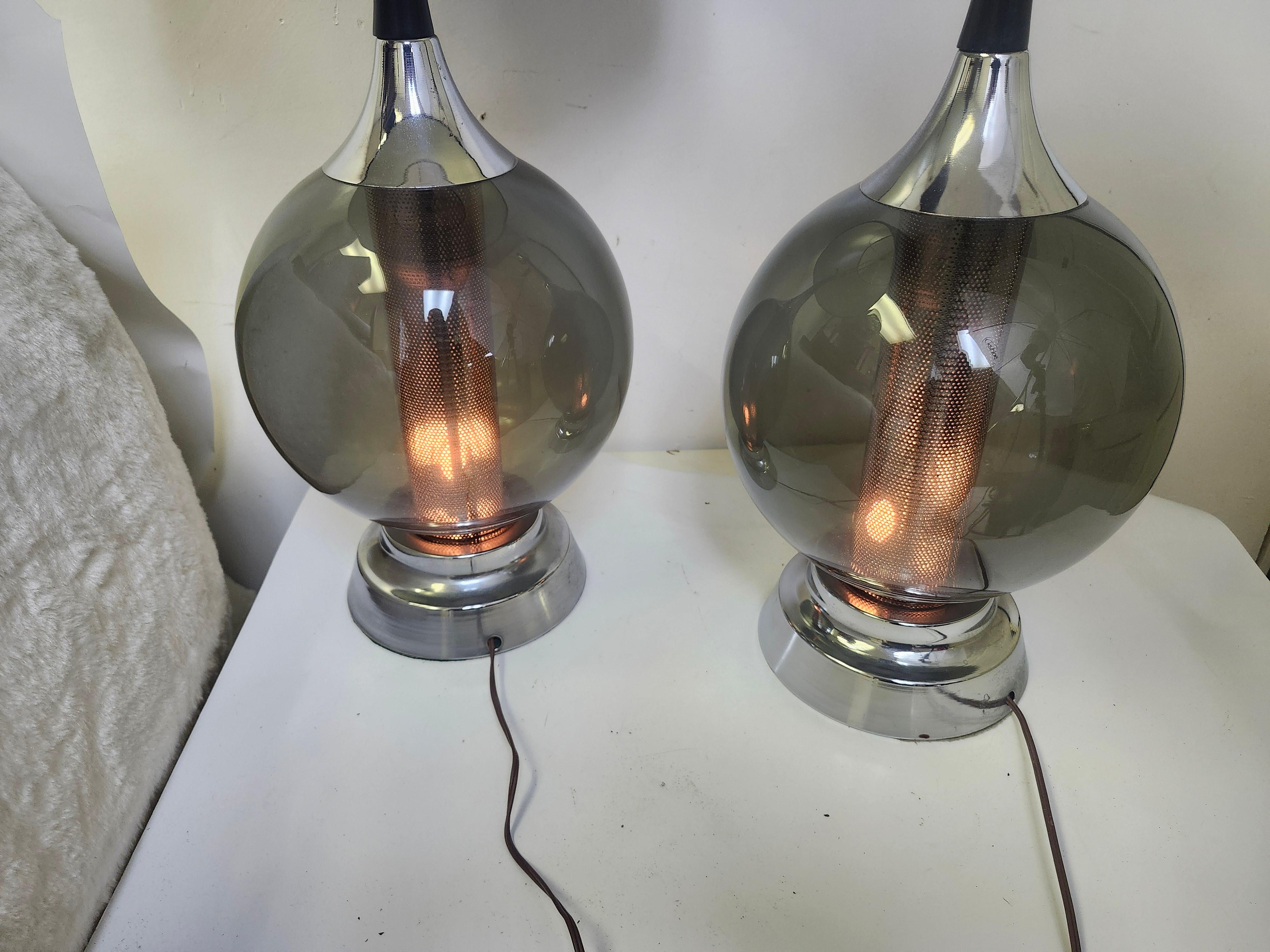 Pareja de bolas de cristal escultóricas modernas de mediados de siglo con difusor cromado 1970 C1970 en venta 3