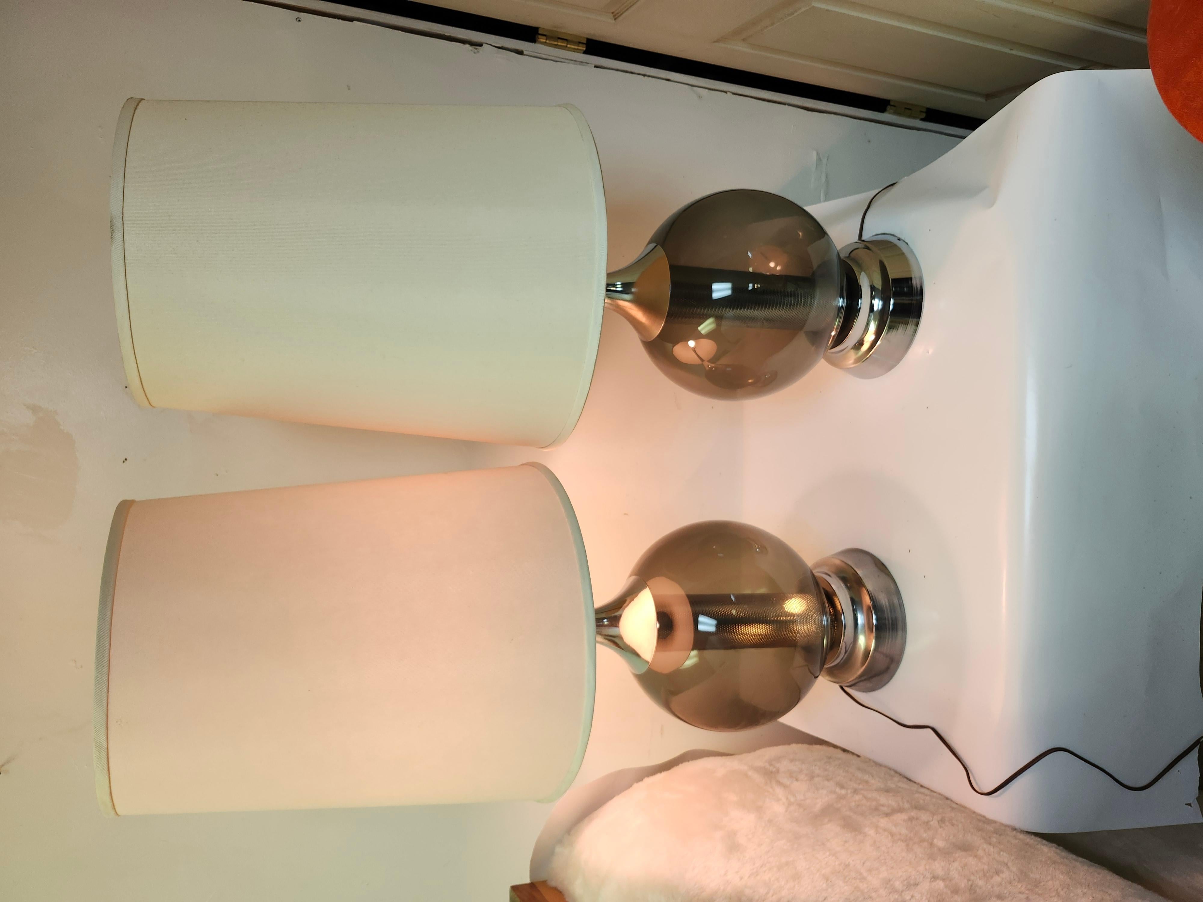 Paire de boules de verre sculpturales du milieu du siècle dernier avec diffuseur chromé 1970 C1970 en vente 6