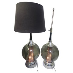 Pareja de bolas de cristal escultóricas modernas de mediados de siglo con difusor cromado 1970 C1970