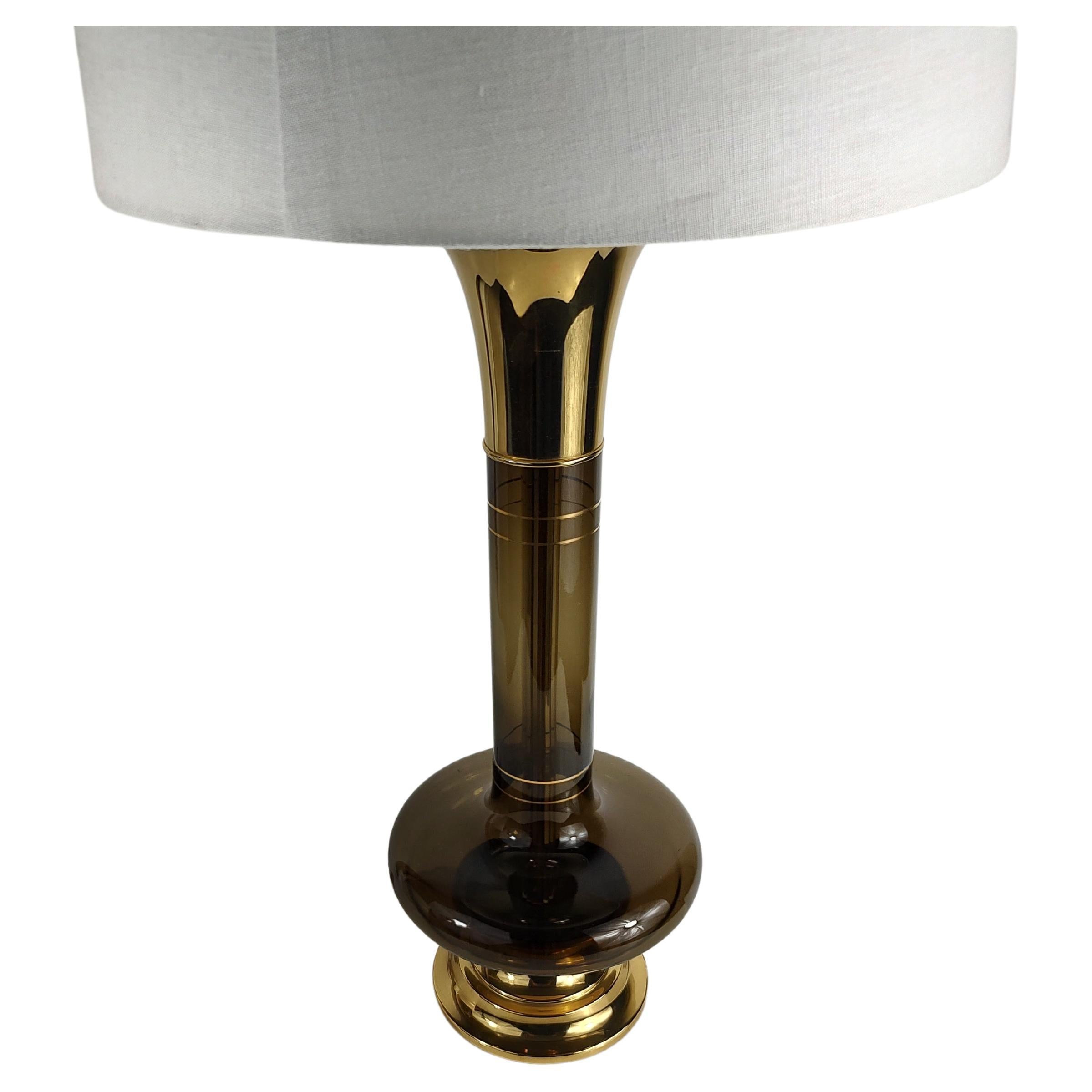 Scandinavo moderno Coppia di lampade da tavolo svedesi scultoree in vetro e ottone della metà del secolo scorso in vendita