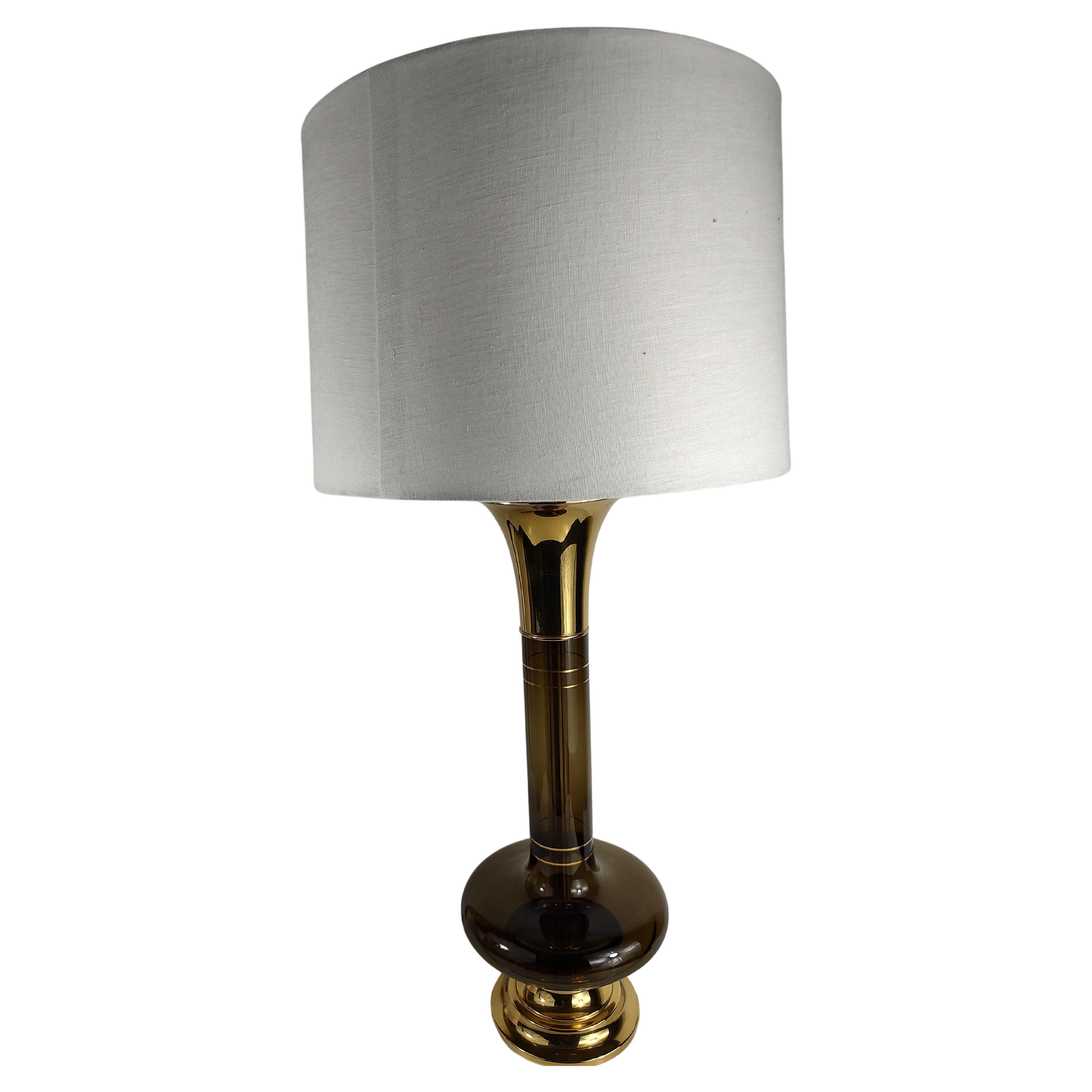 Svedese Coppia di lampade da tavolo svedesi scultoree in vetro e ottone della metà del secolo scorso in vendita