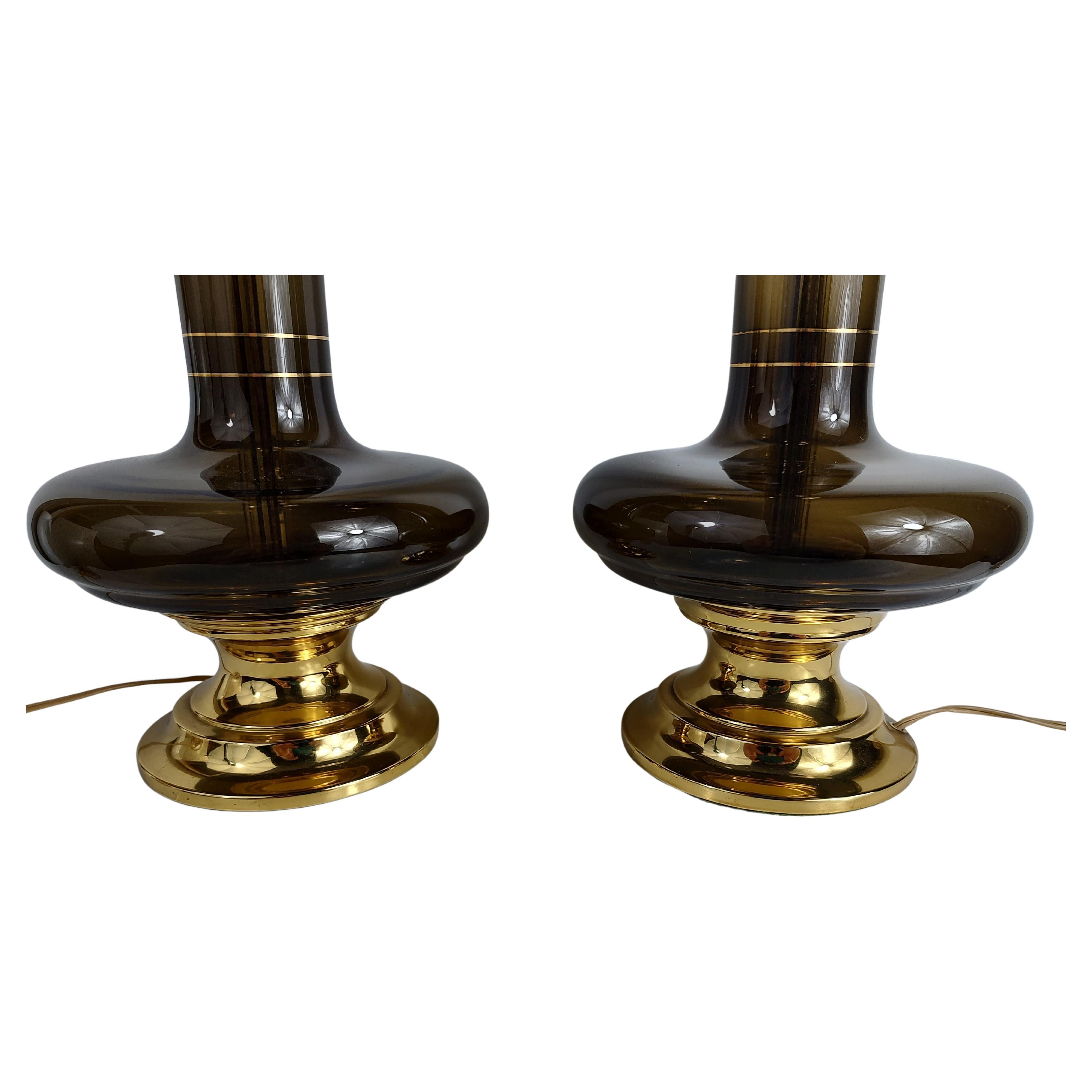 Fatto a mano Coppia di lampade da tavolo svedesi scultoree in vetro e ottone della metà del secolo scorso in vendita