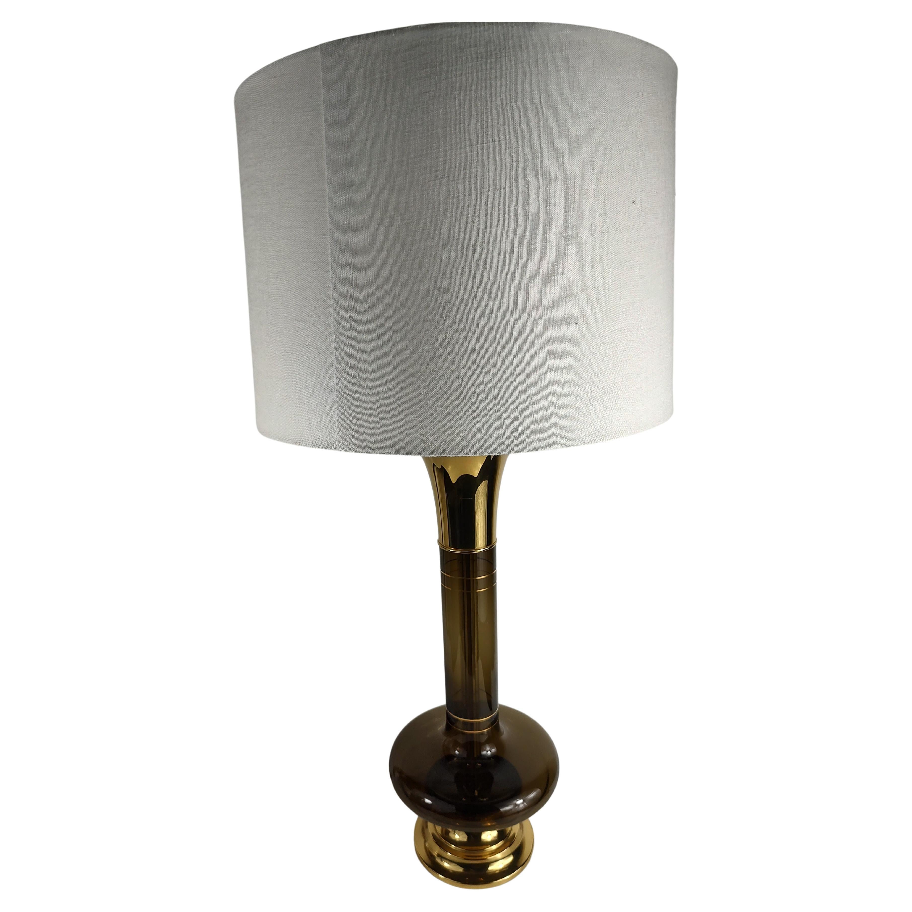 Metà XX secolo Coppia di lampade da tavolo svedesi scultoree in vetro e ottone della metà del secolo scorso in vendita