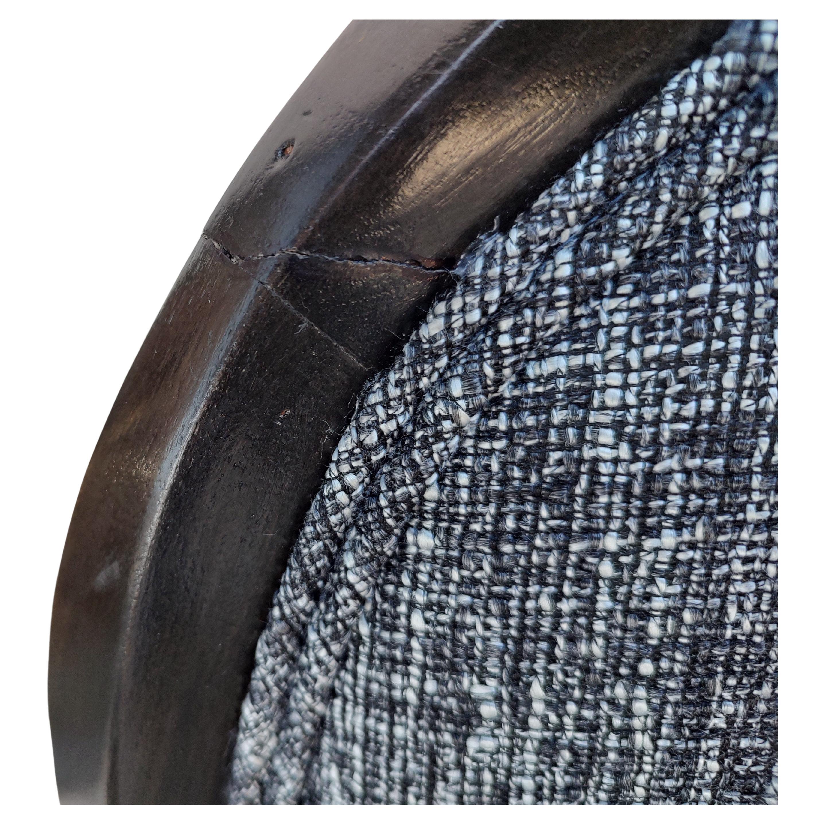 Semplice ed elegante coppia di sedie Gondola di Harvey Probber. Completamente rifinito e rivestito. Tessuto in stile tweed bianco e nero. In ottime condizioni con un'usura minima, vedi foto. Non sono state utilizzate dopo il restauro.
