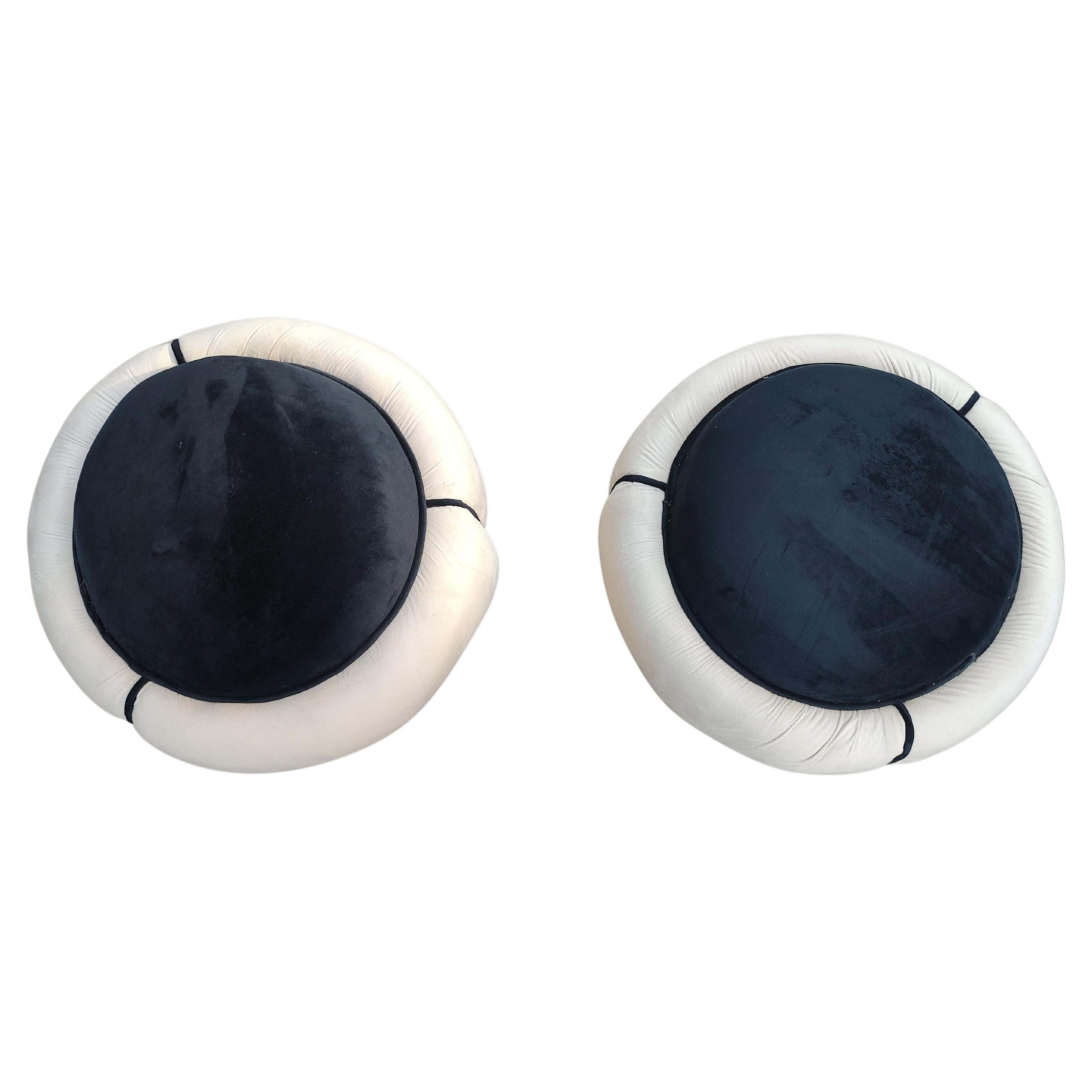 Fabuleuse paire d'ottomans italiens dans le style de Gio Ponti. A trois pattes et récemment récupérée, il y a 3(three) ans, en velours de coton noir et blanc. Petite tache de dix centimes sur l'un d'eux. Autrement en excellent état vintage. Vendu