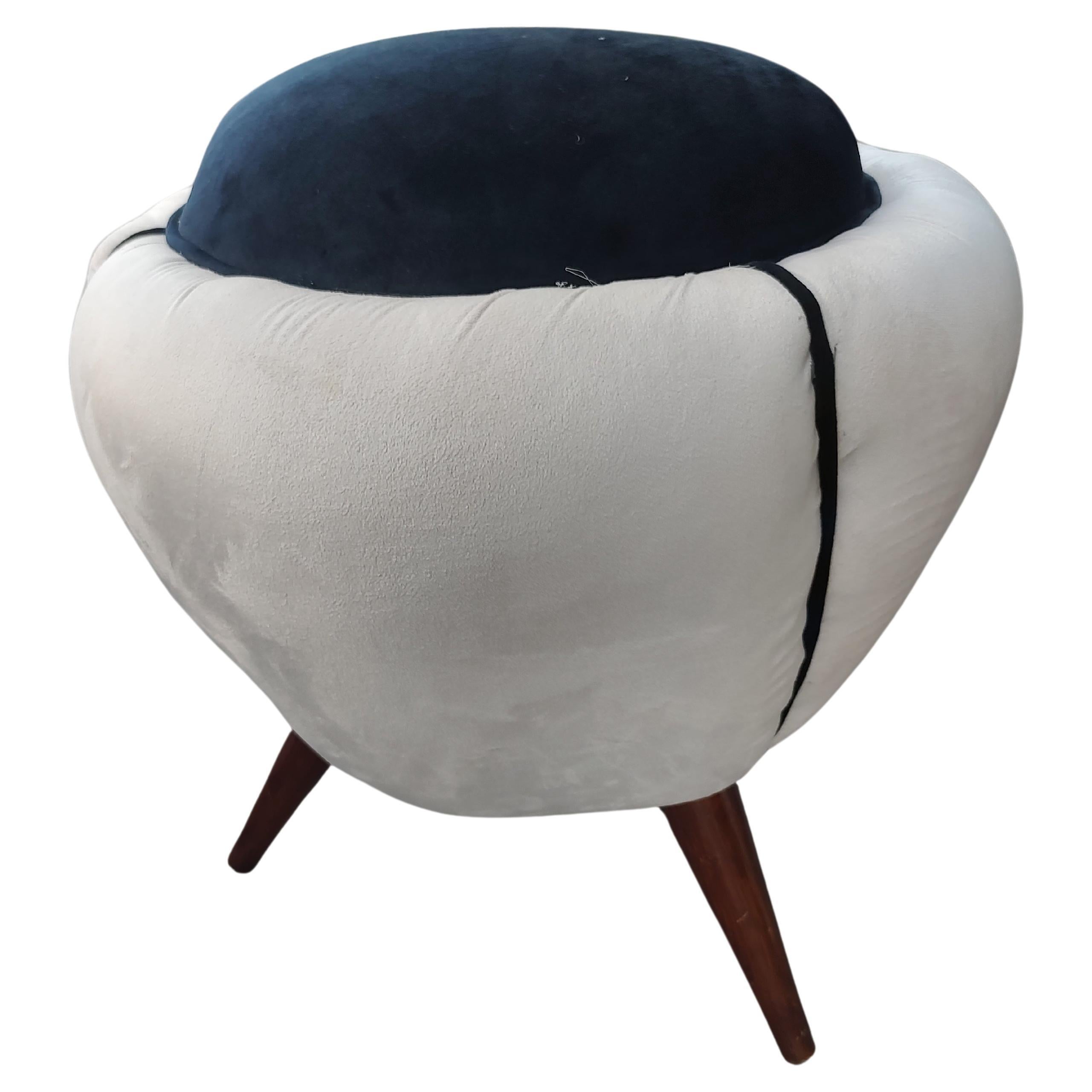 Fait main Paire d'ottomans italiens sculpturaux modernes du milieu du siècle dernier avec pieds tripodes, vers 1960 en vente