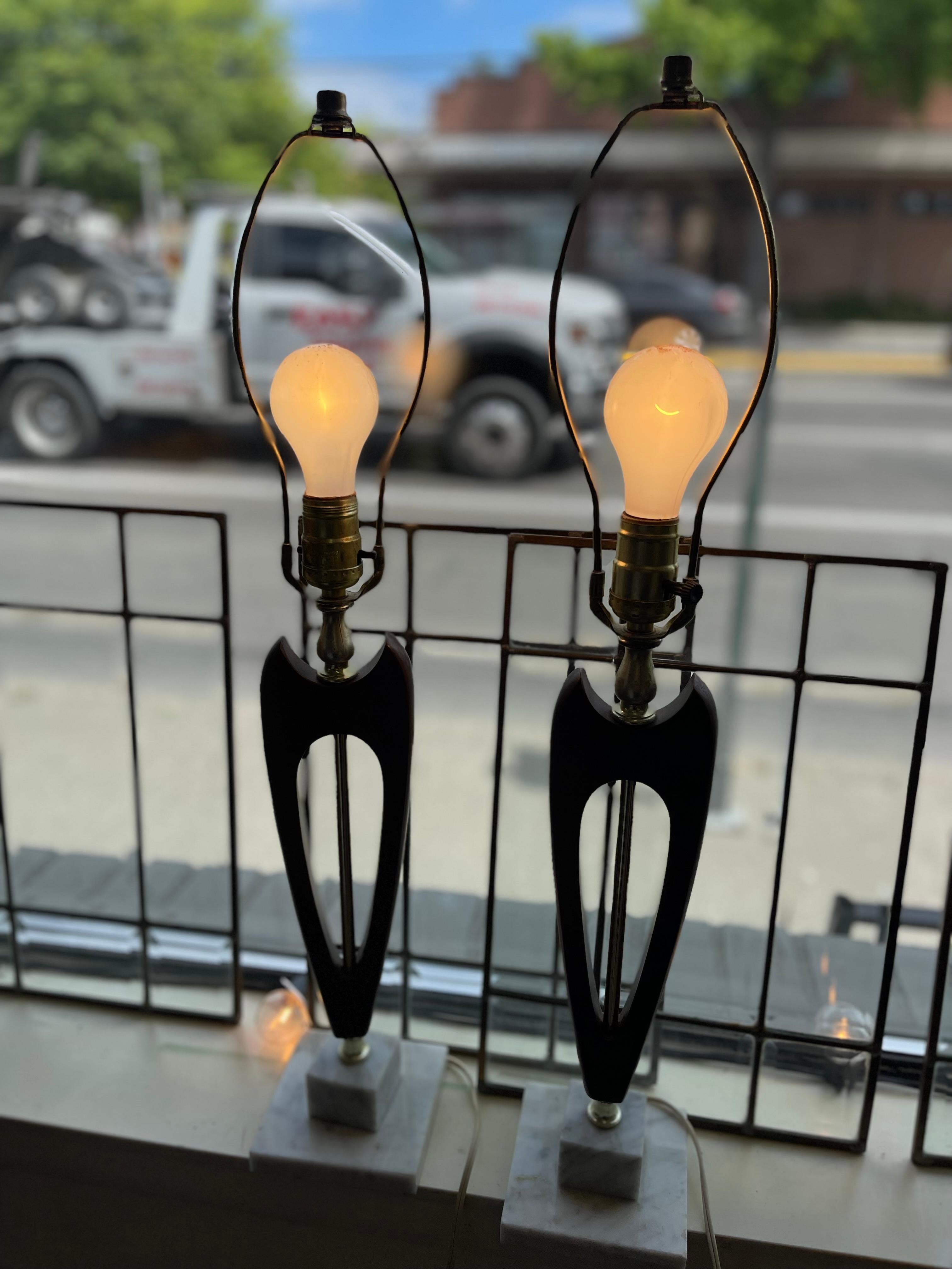 Paire de lampes de table sculpturales en noyer et laiton du milieu du siècle dernier en vente 4