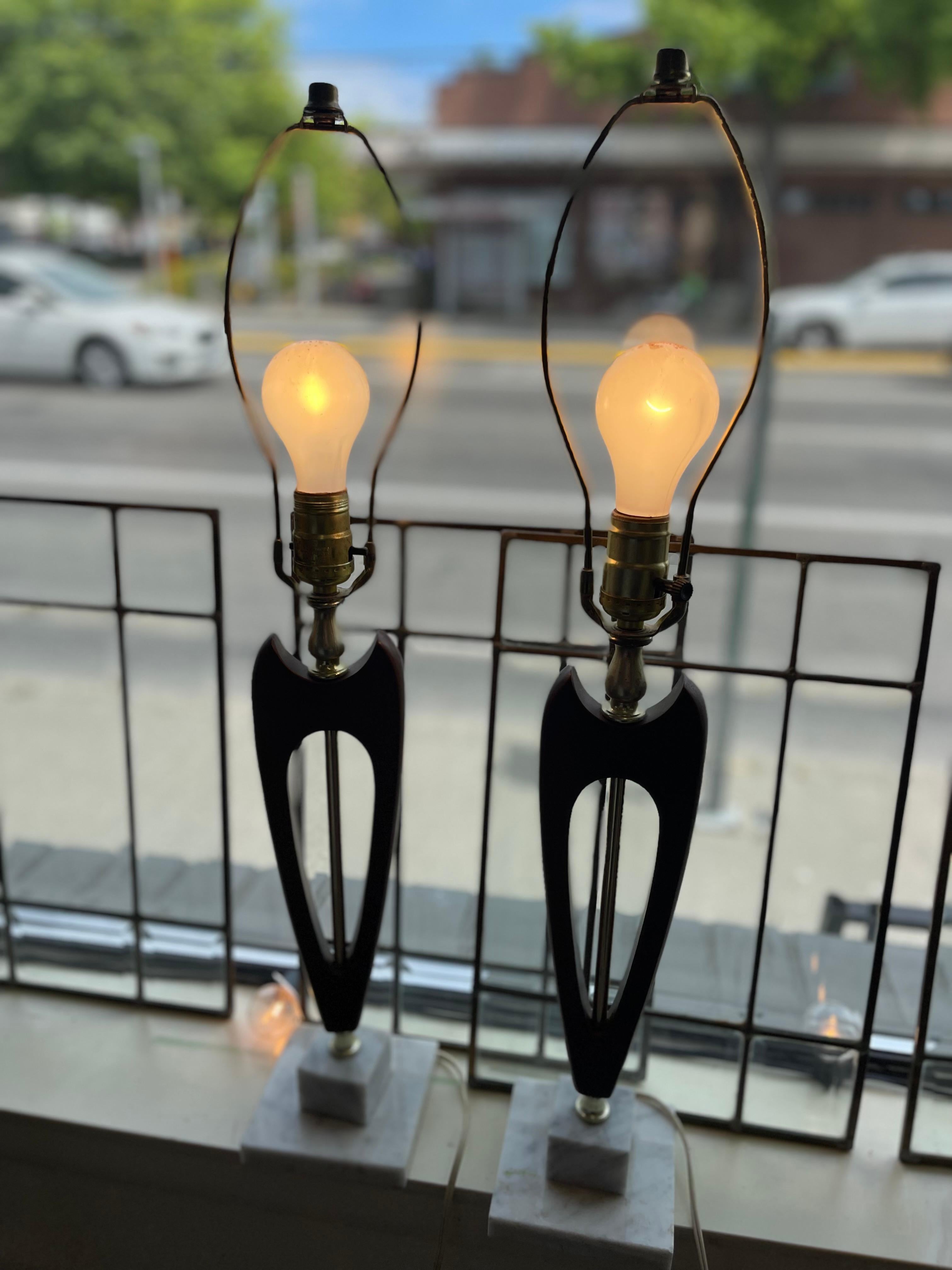 Paire de lampes de table sculpturales en noyer et laiton du milieu du siècle dernier en vente 5