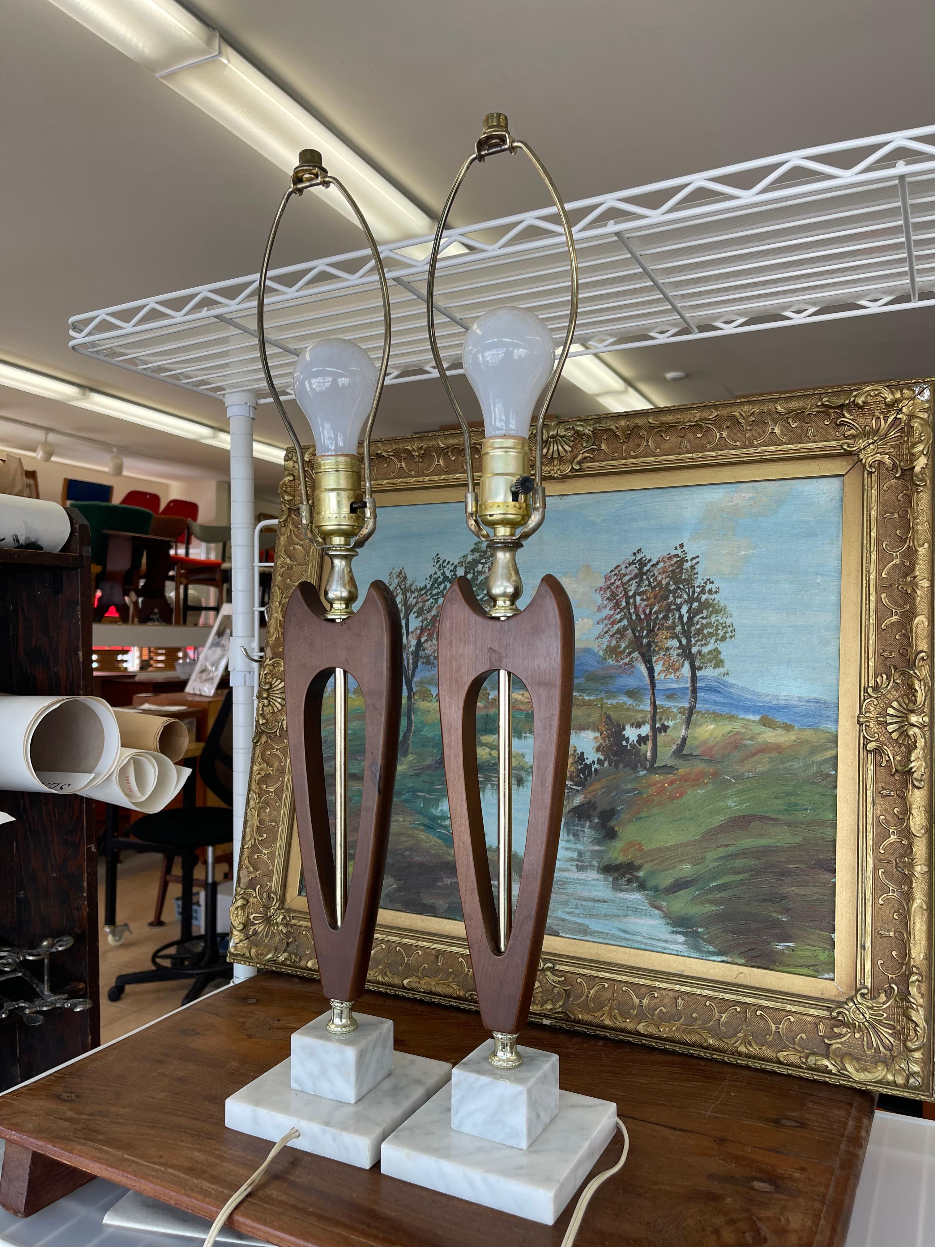 Mid-Century Modern Paire de lampes de table sculpturales en noyer et laiton du milieu du siècle dernier en vente