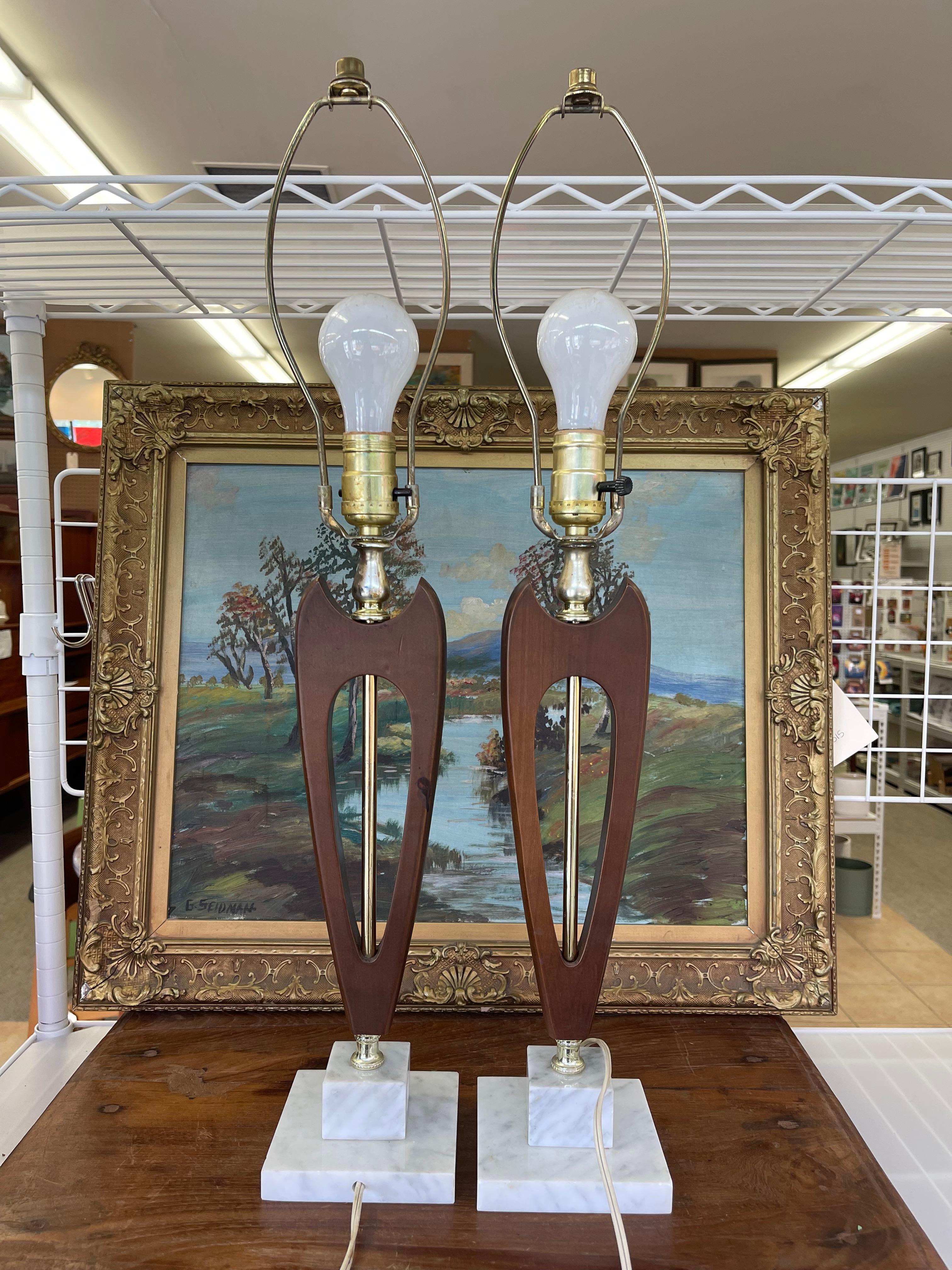 Paire de lampes de table sculpturales en noyer et laiton du milieu du siècle dernier Bon état - En vente à Seattle, WA