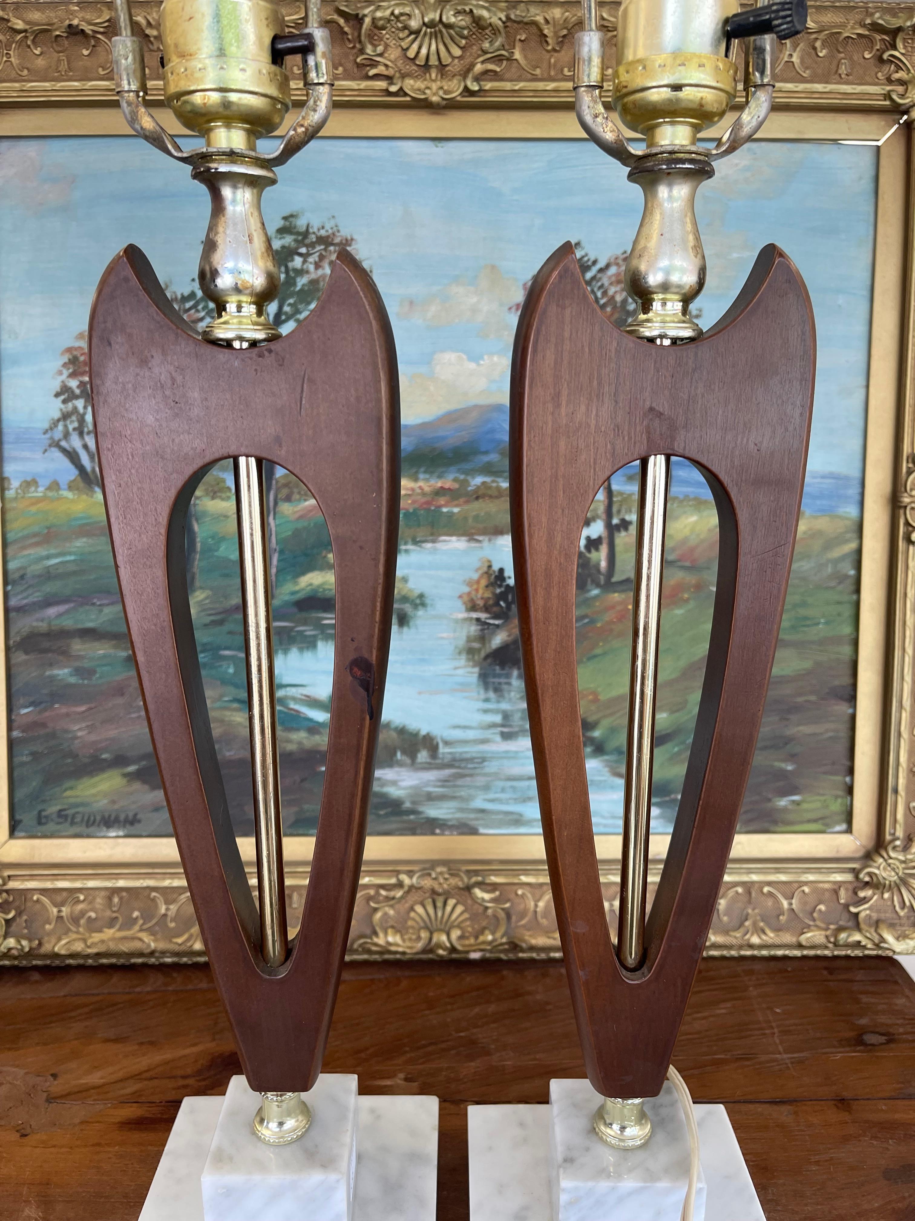 Fin du 20e siècle Paire de lampes de table sculpturales en noyer et laiton du milieu du siècle dernier en vente