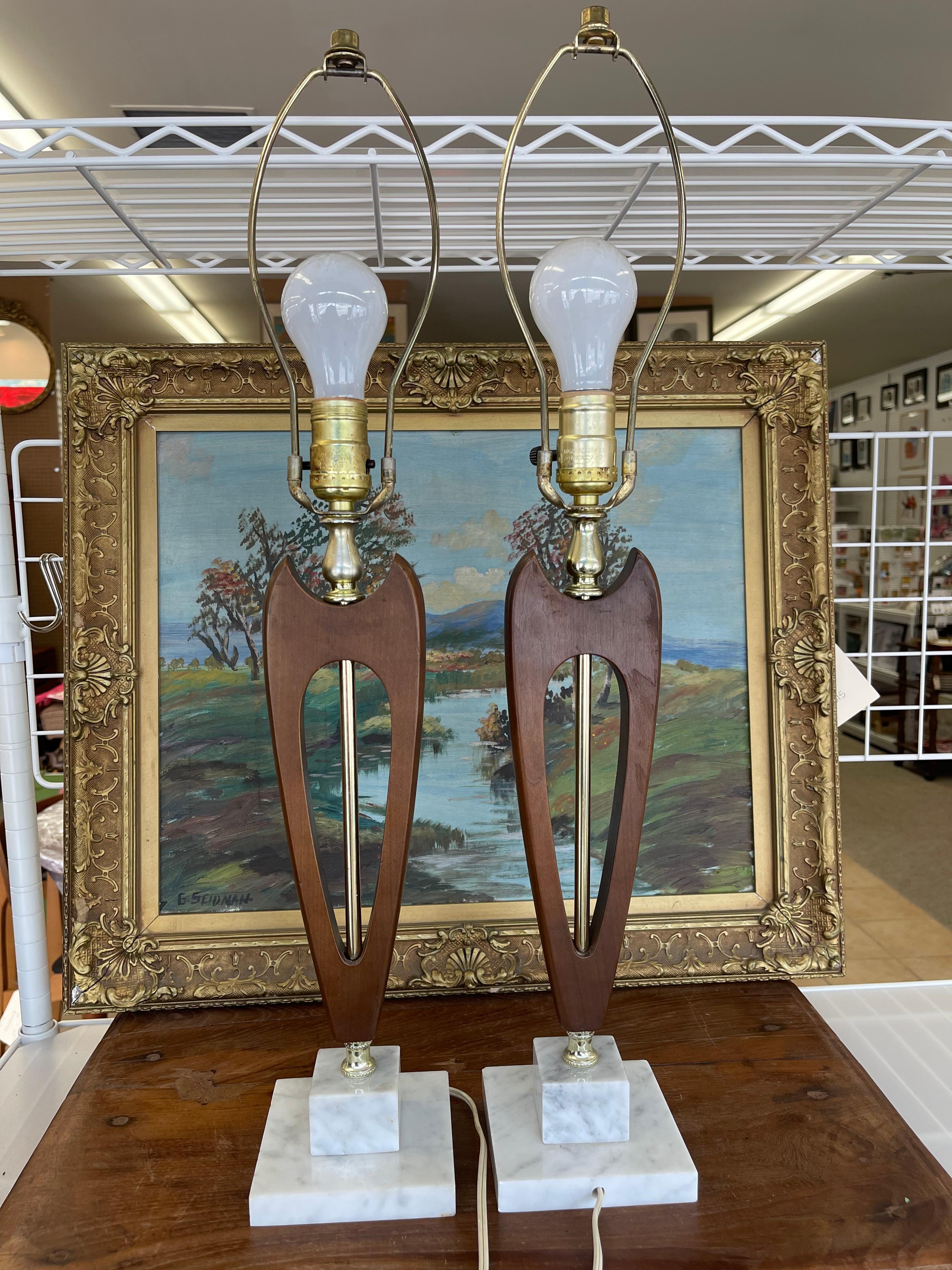 Marbre de Carrare Paire de lampes de table sculpturales en noyer et laiton du milieu du siècle dernier en vente