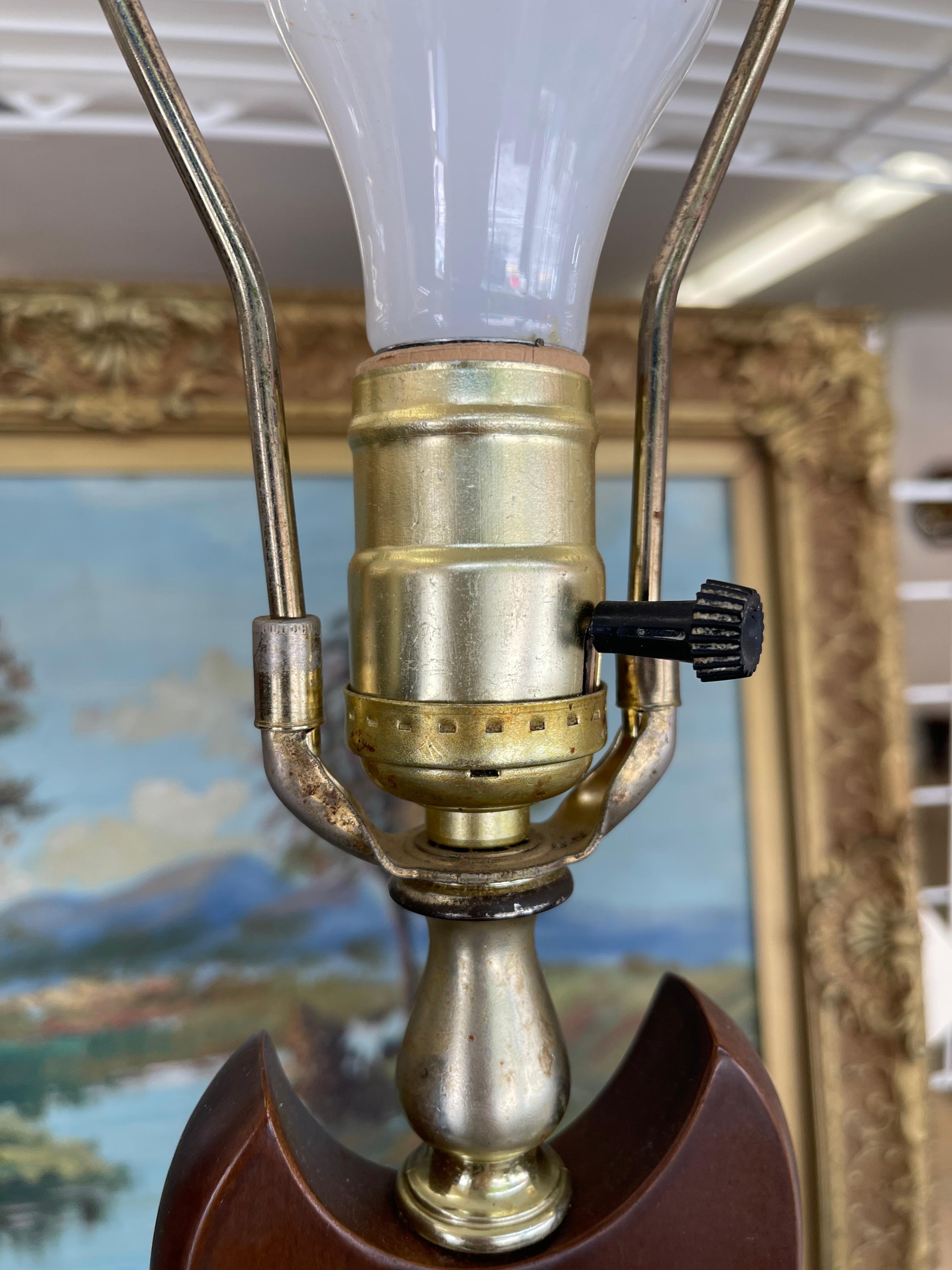 Paire de lampes de table sculpturales en noyer et laiton du milieu du siècle dernier en vente 1