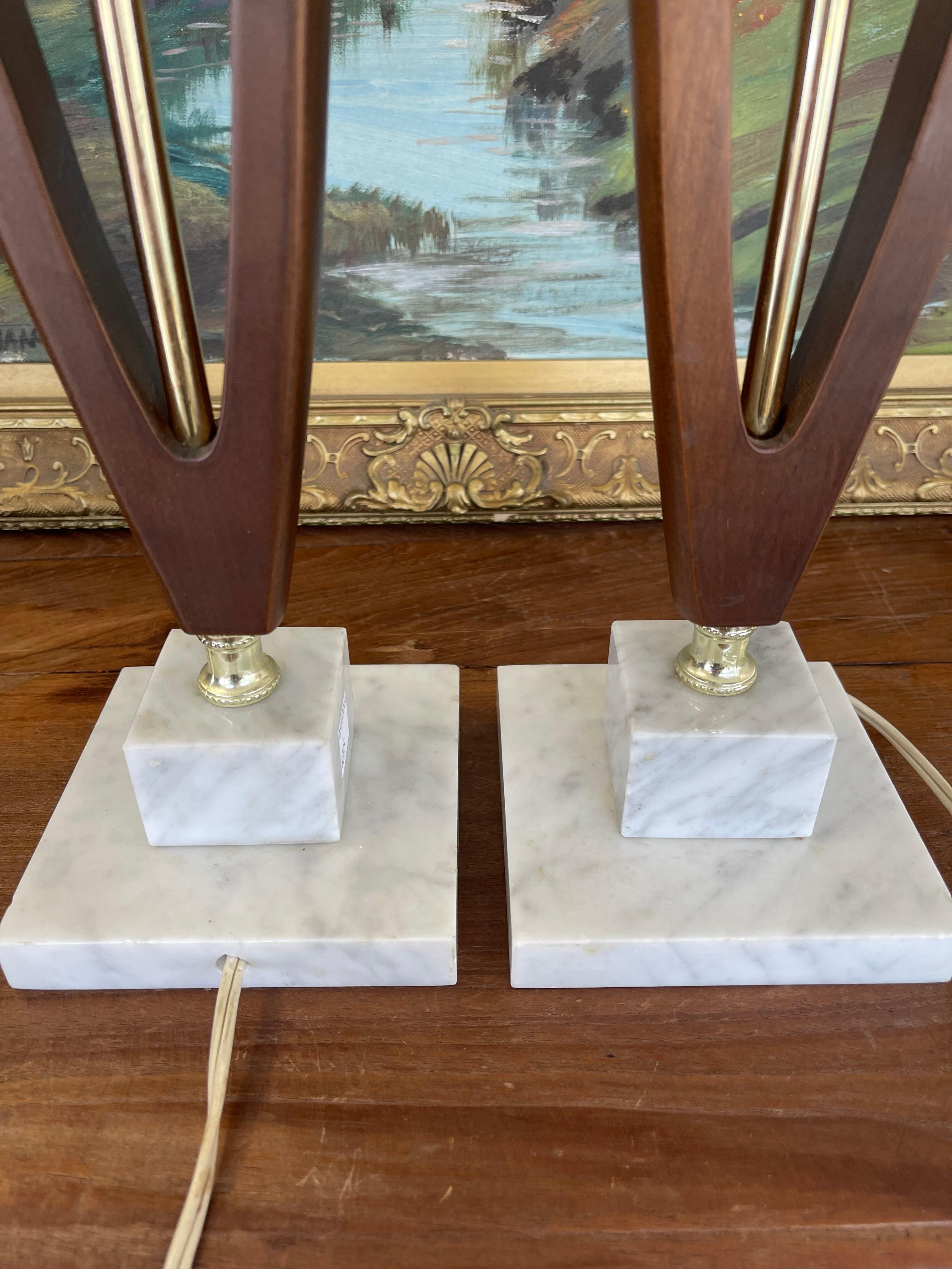 Paire de lampes de table sculpturales en noyer et laiton du milieu du siècle dernier en vente 2