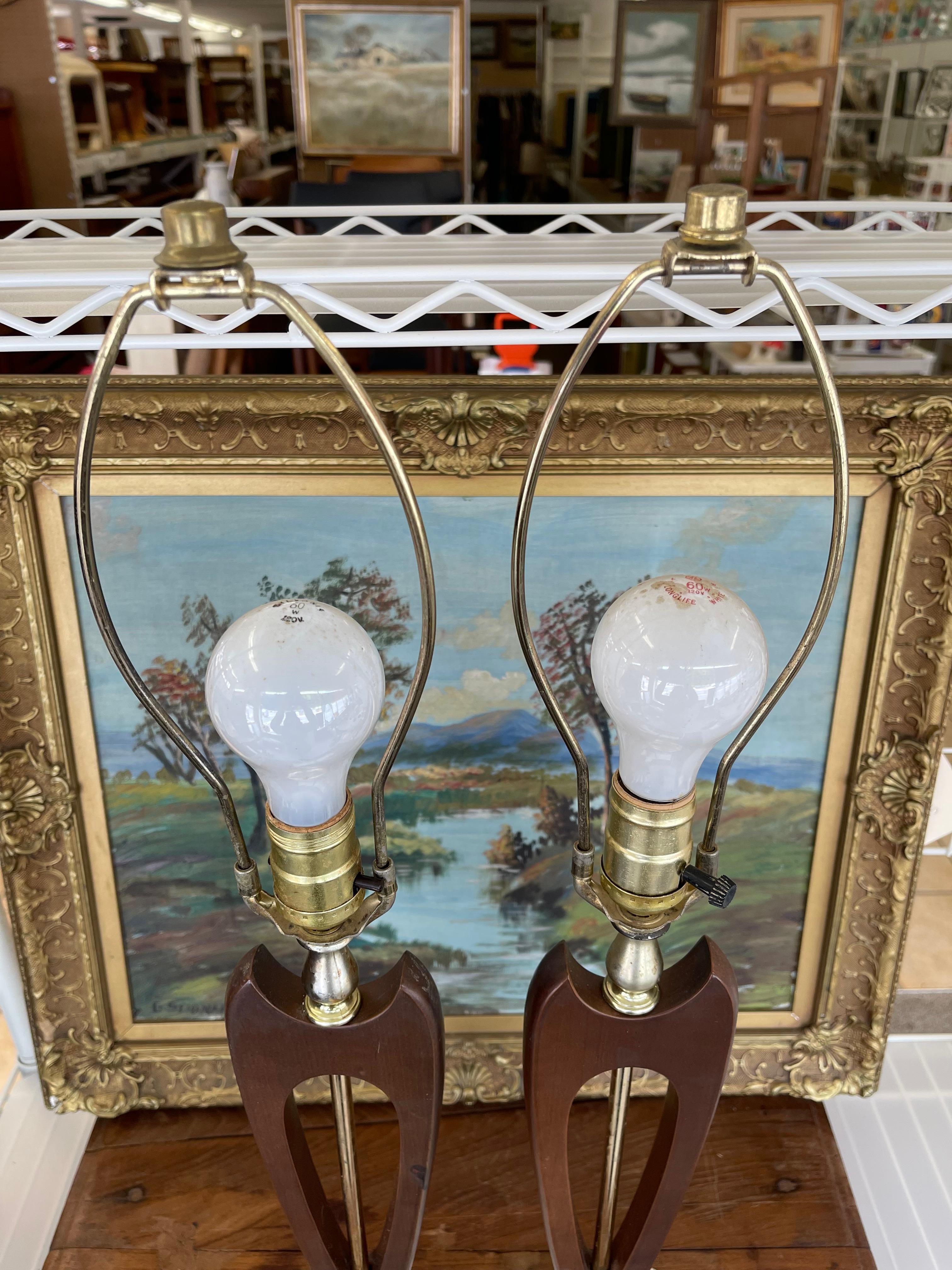 Paire de lampes de table sculpturales en noyer et laiton du milieu du siècle dernier en vente 3