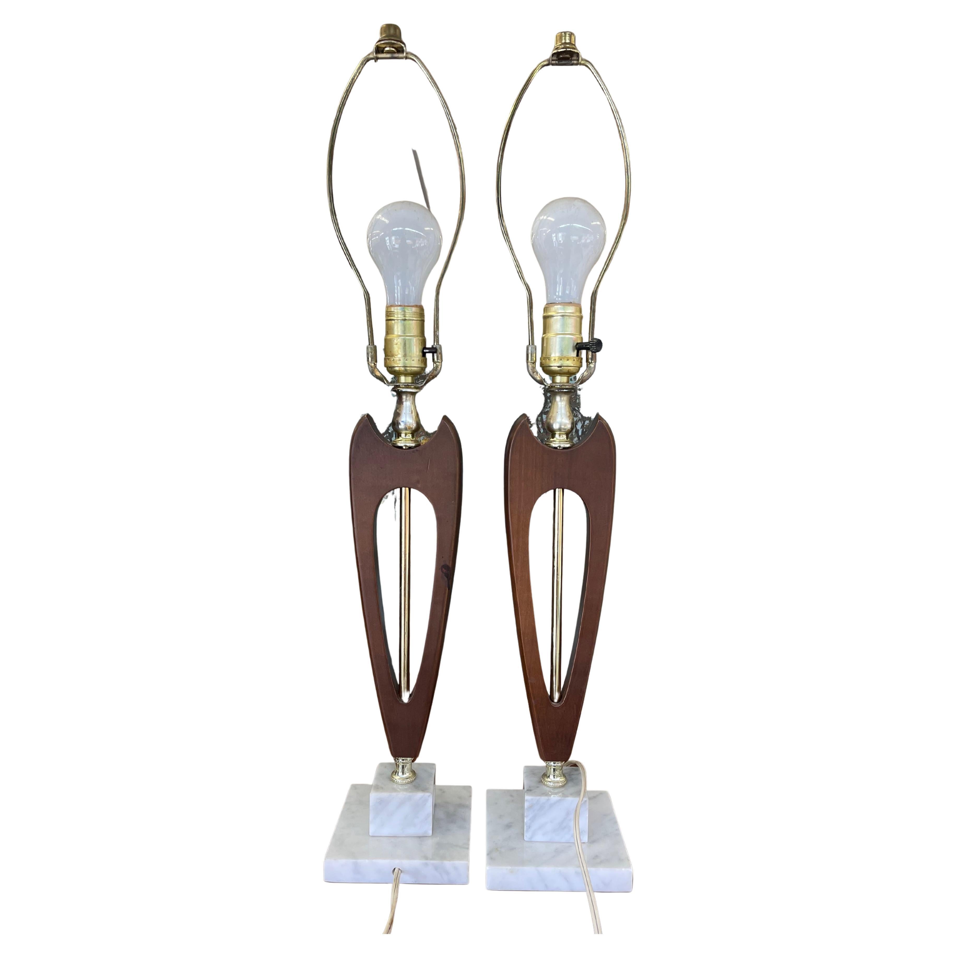 Paire de lampes de table sculpturales en noyer et laiton du milieu du siècle dernier en vente