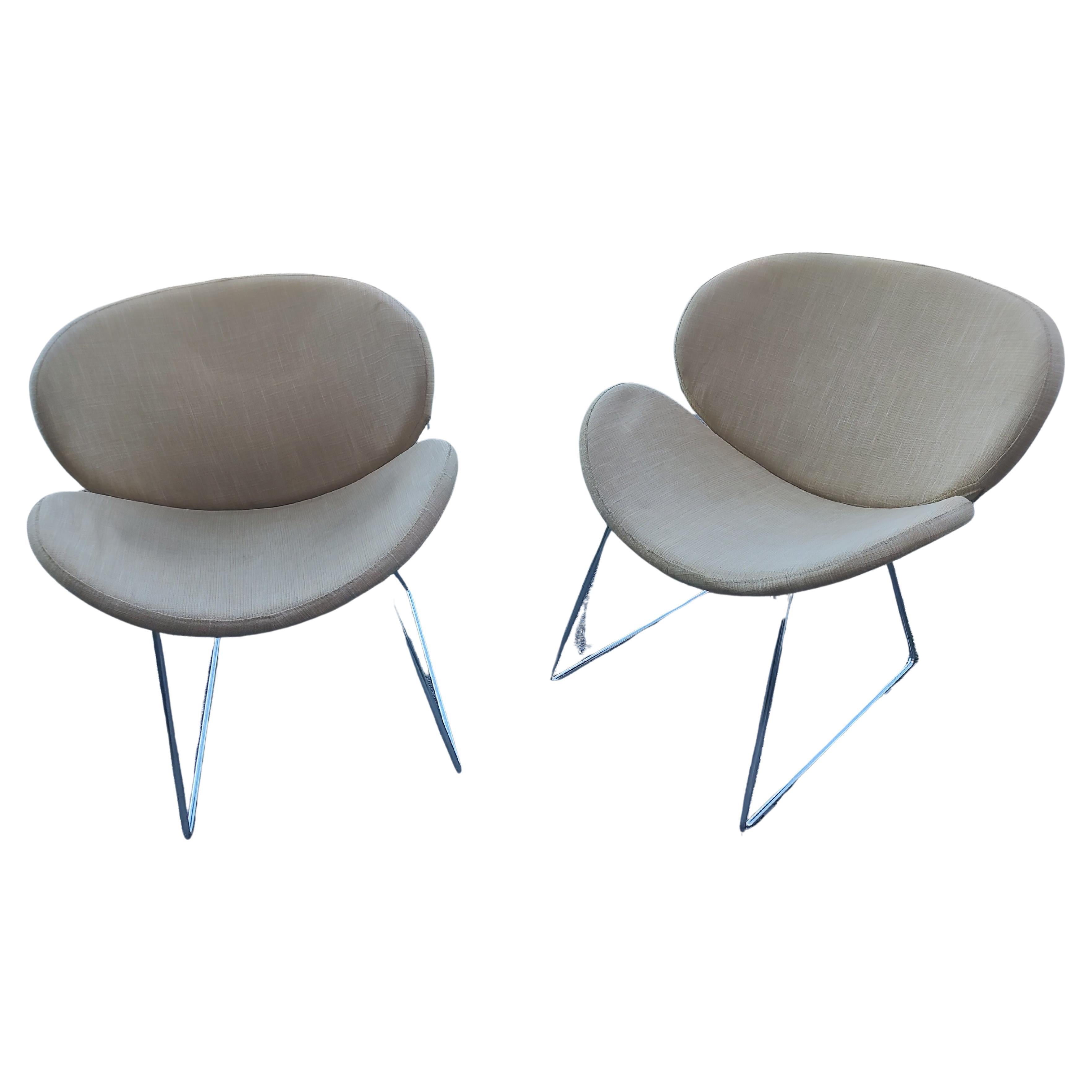 Fantástica pareja de Sillones de salón escultóricos modernos de mediados de siglo, estilo de Pierre Paulin para Artifort. Necesita retapizado, manchas y algo de desgaste en los bordes. Una mejora fácil, las fundas de tela actuales son extraíbles y