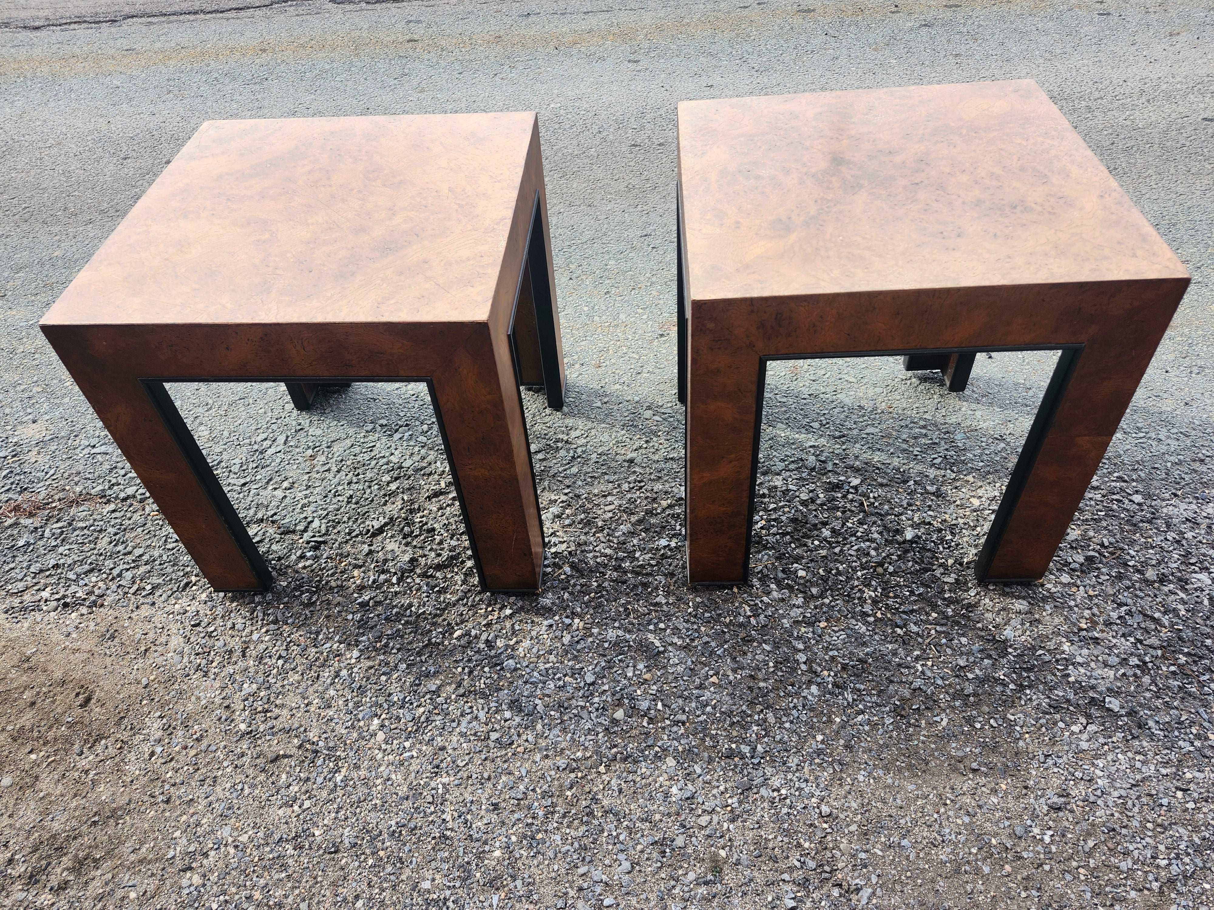Fantastische schlichte und elegante Tische aus Olivenholz mit Wurzelmaser von Milo Baughman.  Schwarzer Rahmen um die gesamte Außenhülle der Tische. Original-Finish ist in sehr gutem Zustand mit normalen Verschleiß von Alter und Nutzung.  Das Holz