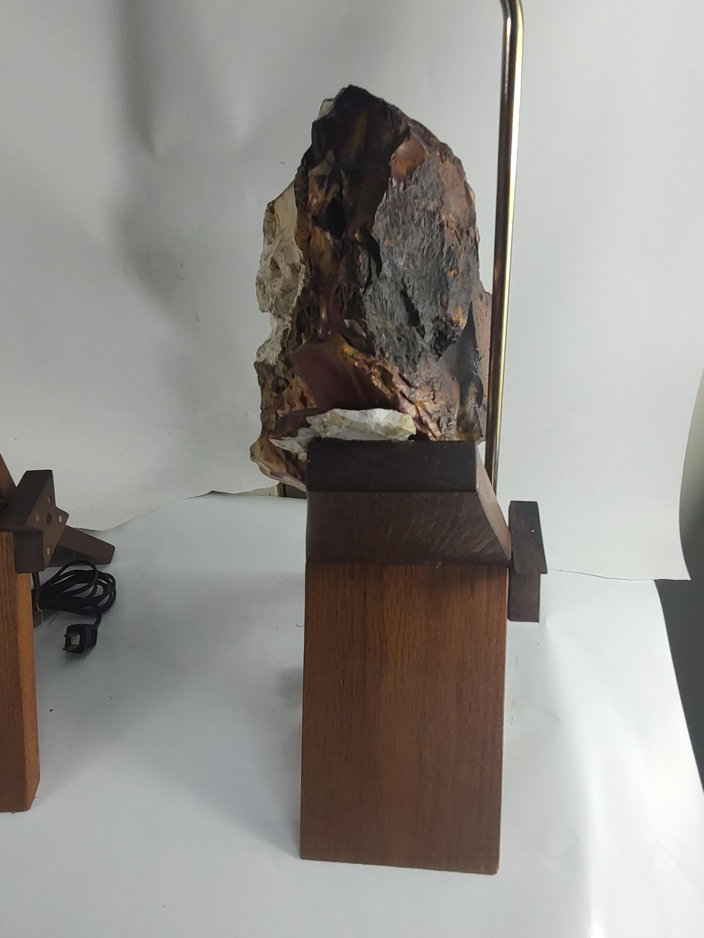 Laiton Paire de lampes de bureau sculpturales mi-siècle modernes en onyx brut et teck en vente
