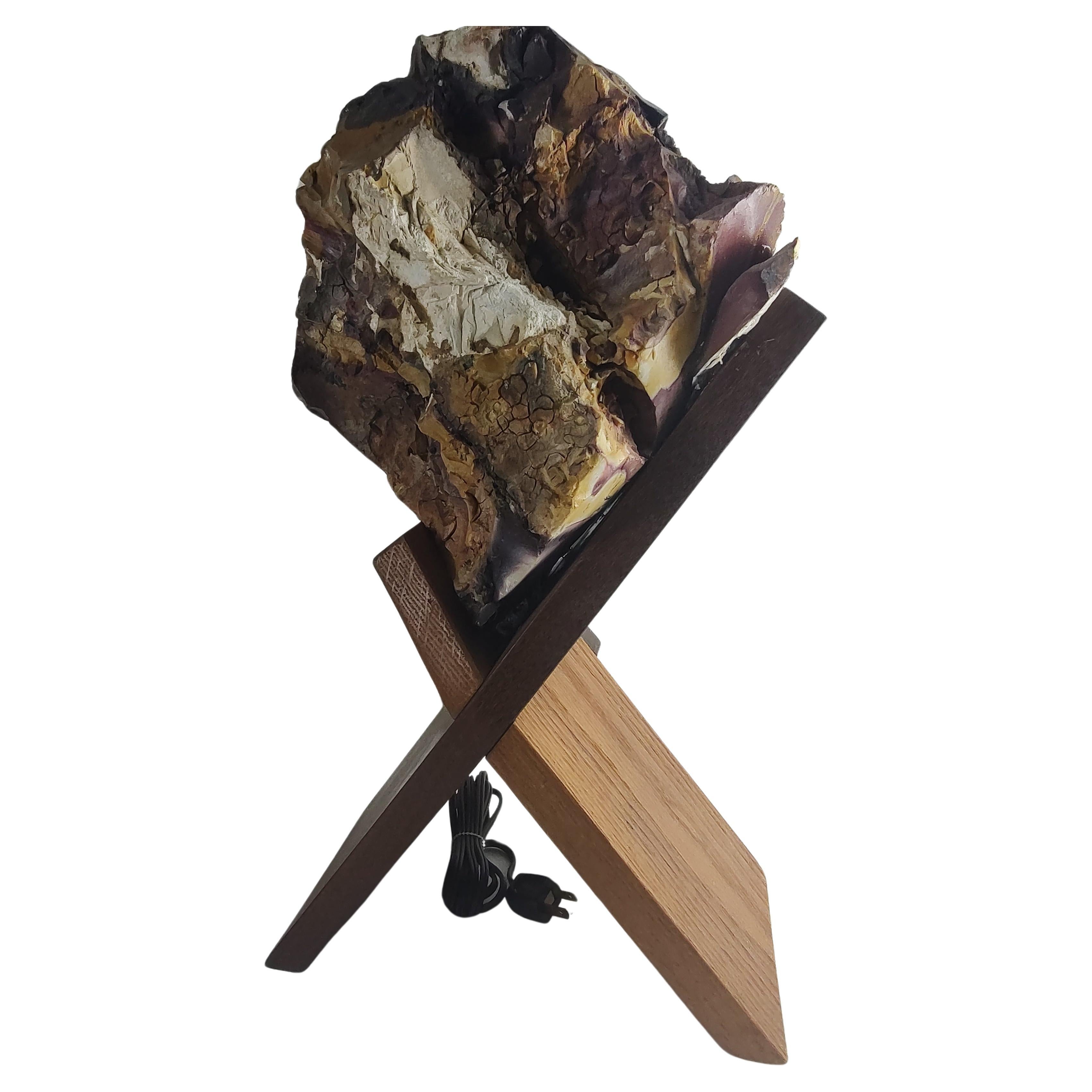 Fatto a mano Coppia di lampade da tavolo scultoree in onice grezzo e teak del Mid Century Modern in vendita