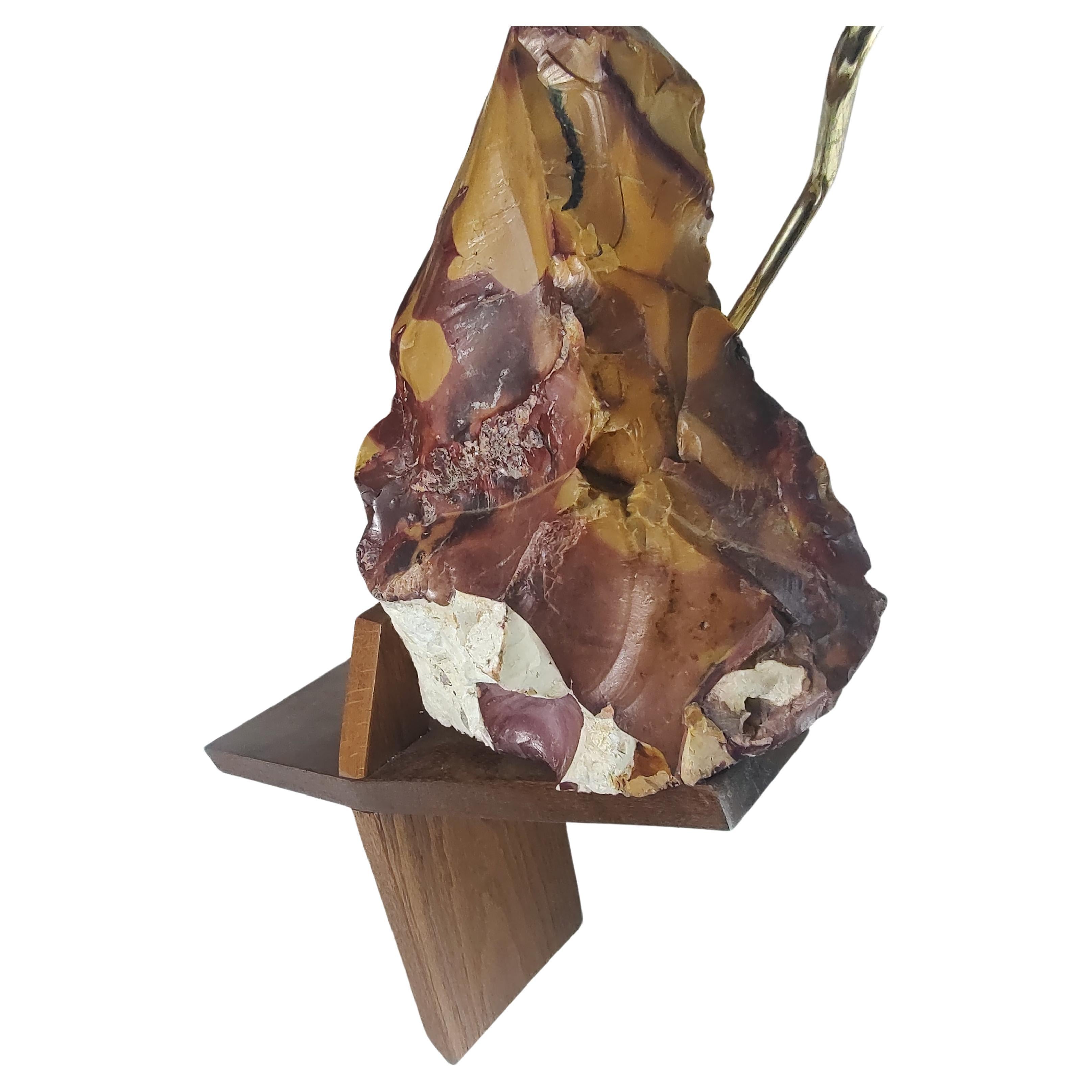 Fine XX secolo Coppia di lampade da tavolo scultoree in onice grezzo e teak del Mid Century Modern in vendita