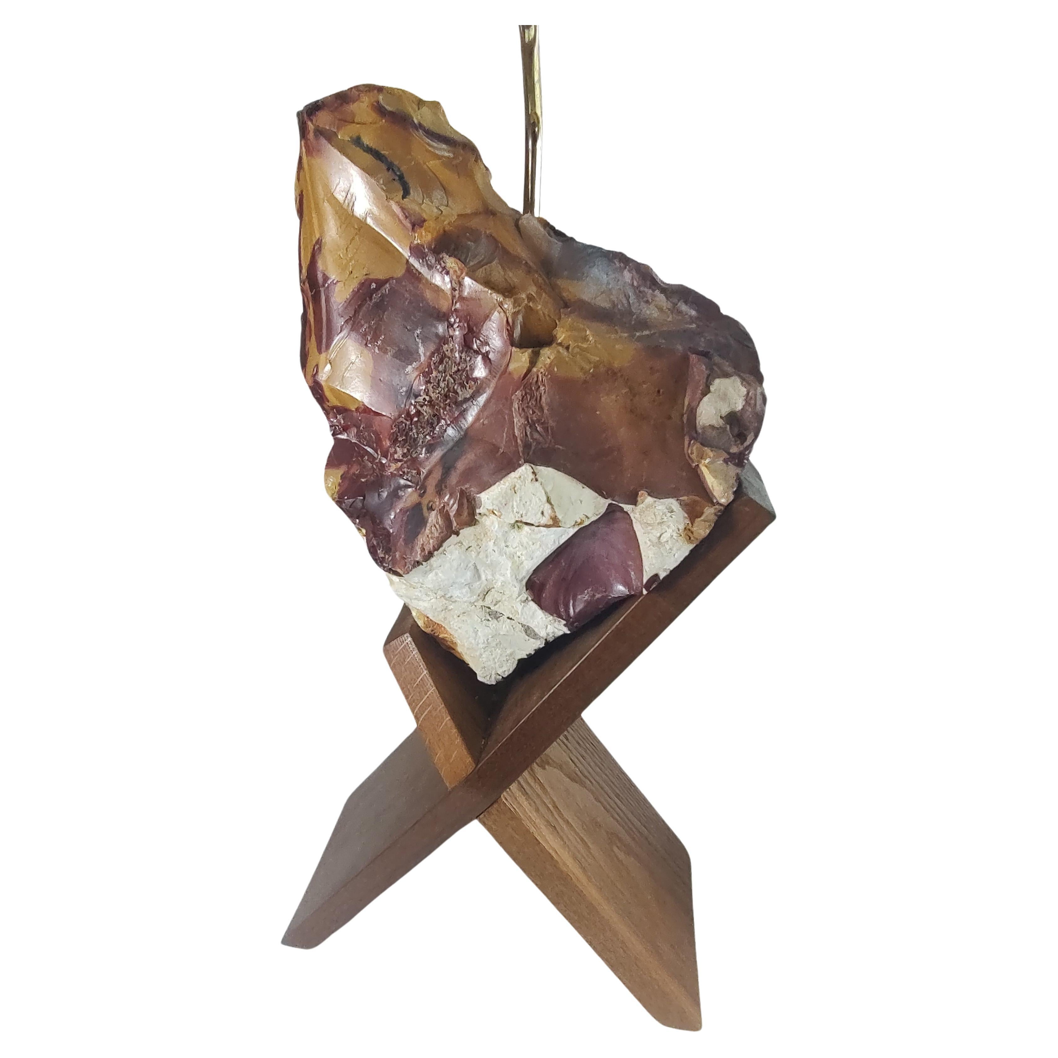 Ottone Coppia di lampade da tavolo scultoree in onice grezzo e teak del Mid Century Modern in vendita