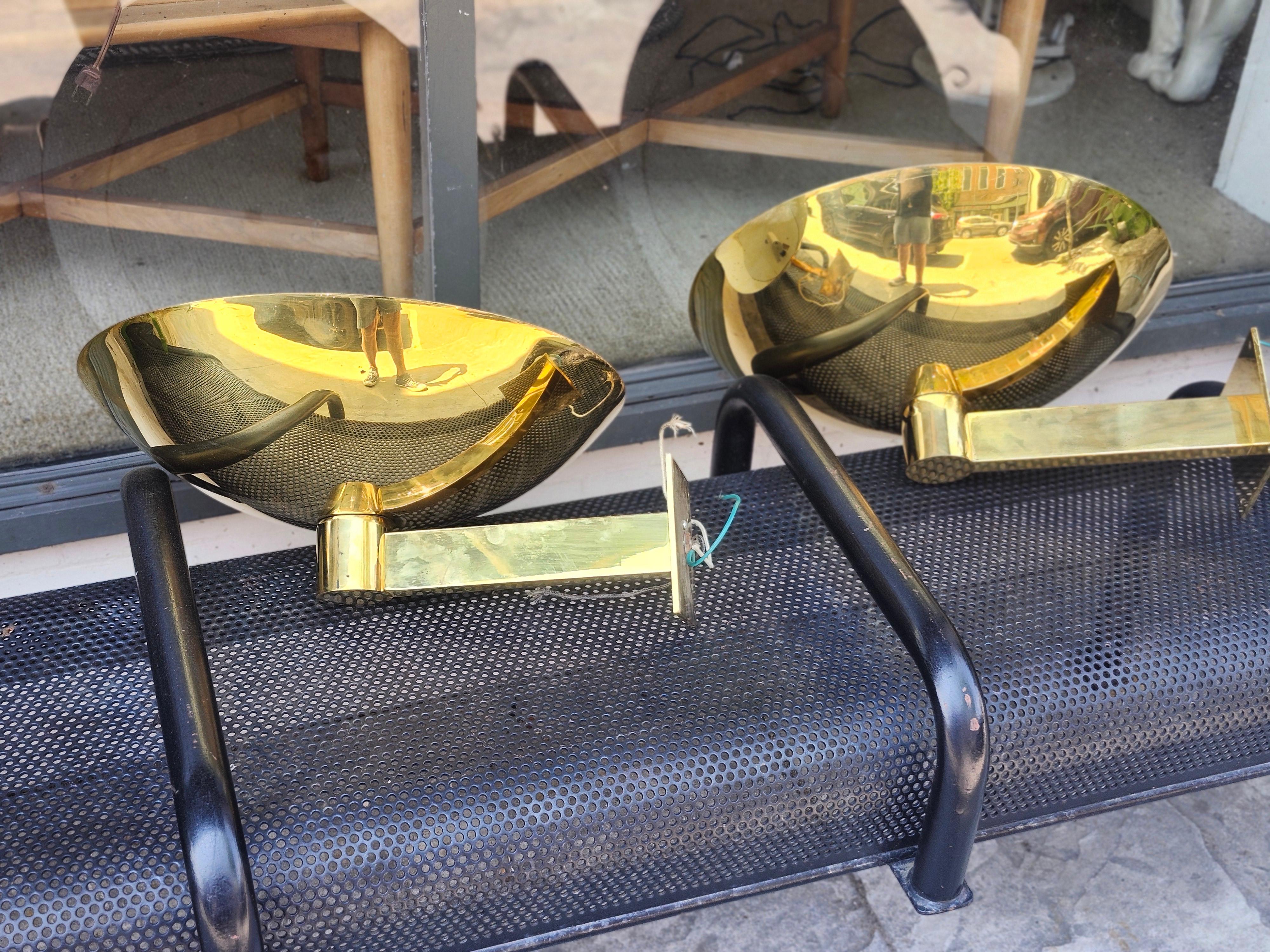 Fait à la machine Pair of Mid Century Modern Sculptural Solid Brass Roman Style Wall Sconces C1970 en vente