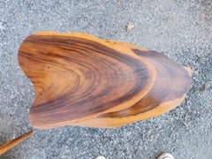 Pareja de mesas auxiliares escultóricas de madera de koa de mediados de siglo C1960