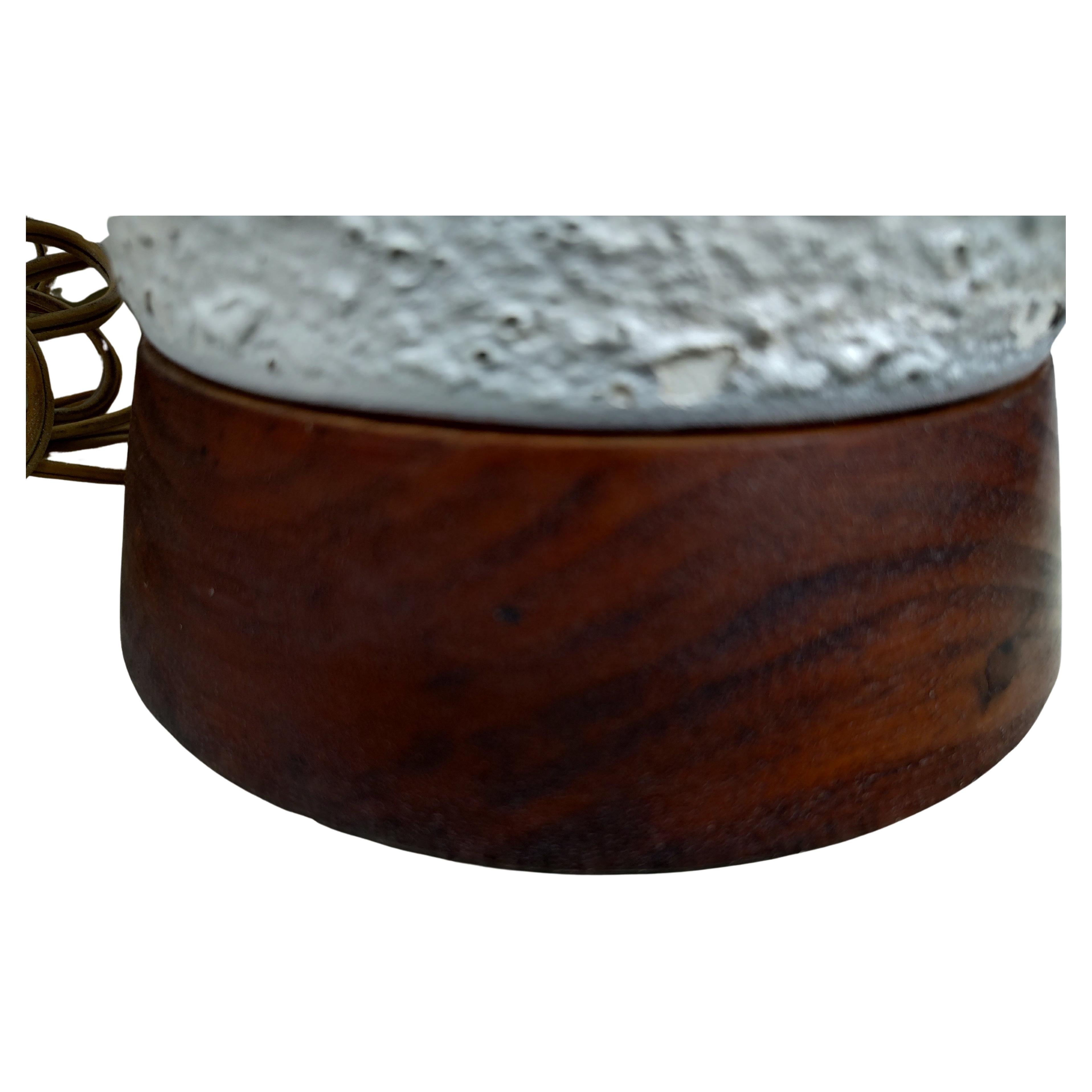 Fabuloso par de esculturales lámparas de sobremesa modernas de mediados de siglo con un acabado rugoso similar a la lava. Bases de zócalo de nogal. En excelente estado vintage con un desgaste mínimo. 30 pulgadas hasta la parte superior del zócalo,