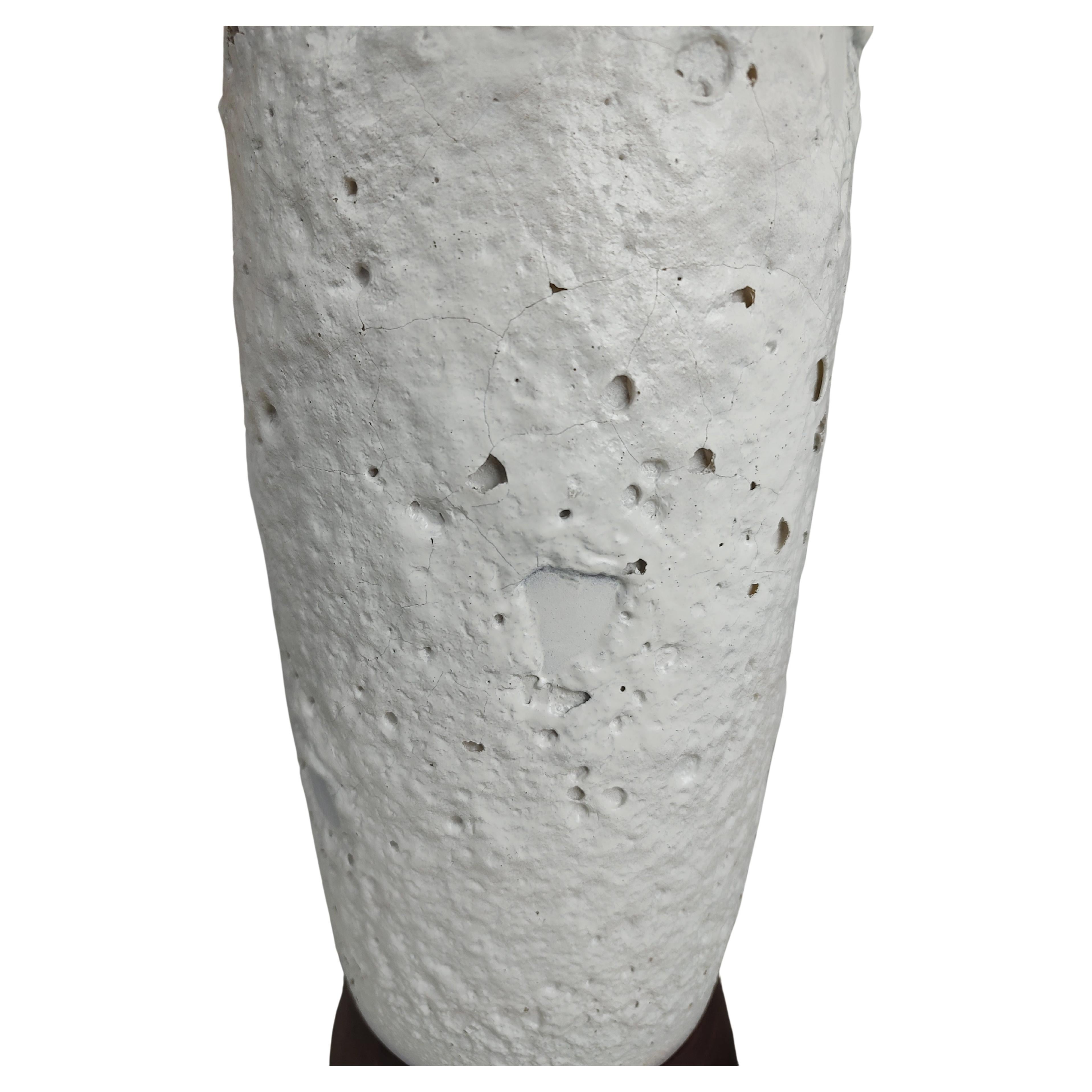 Pareja de lámparas de sobremesa escultóricas modernas de mediados de siglo con textura de lava volcánica Moderno de mediados de siglo en venta