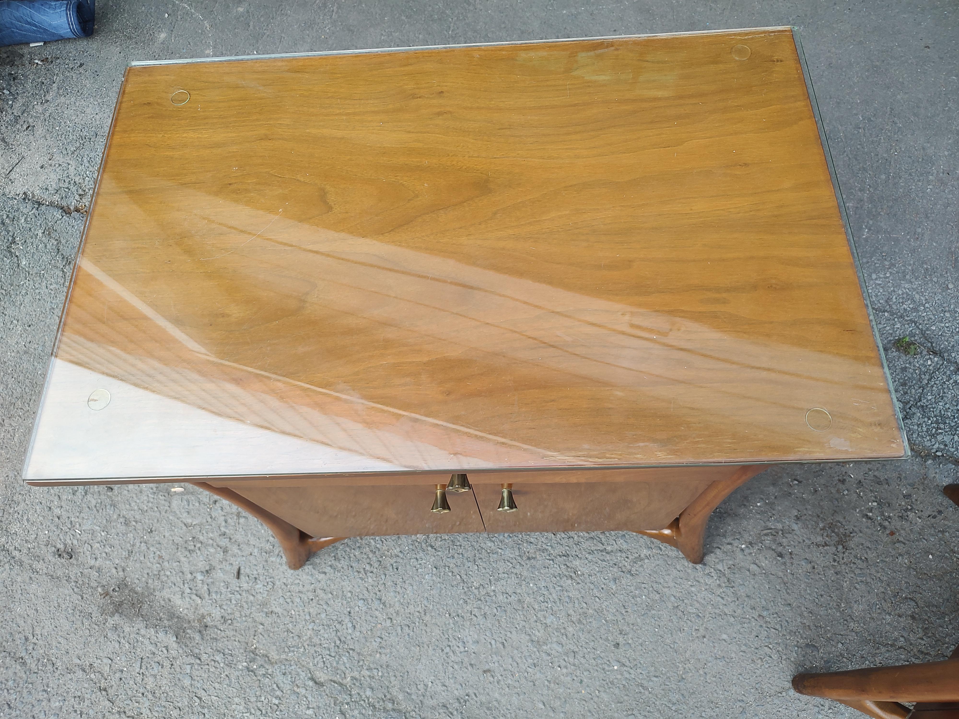 Paire de tables de nuit sculpturales en noyer de style mi-siècle moderne par Piet Hein en vente 4